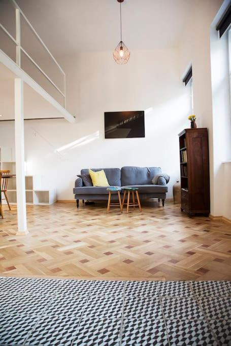 Atelier Central 7 / stylish, bright, quiet