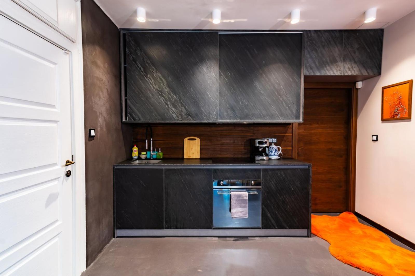 2 Designer Central Apartments FREE Parking Spaces