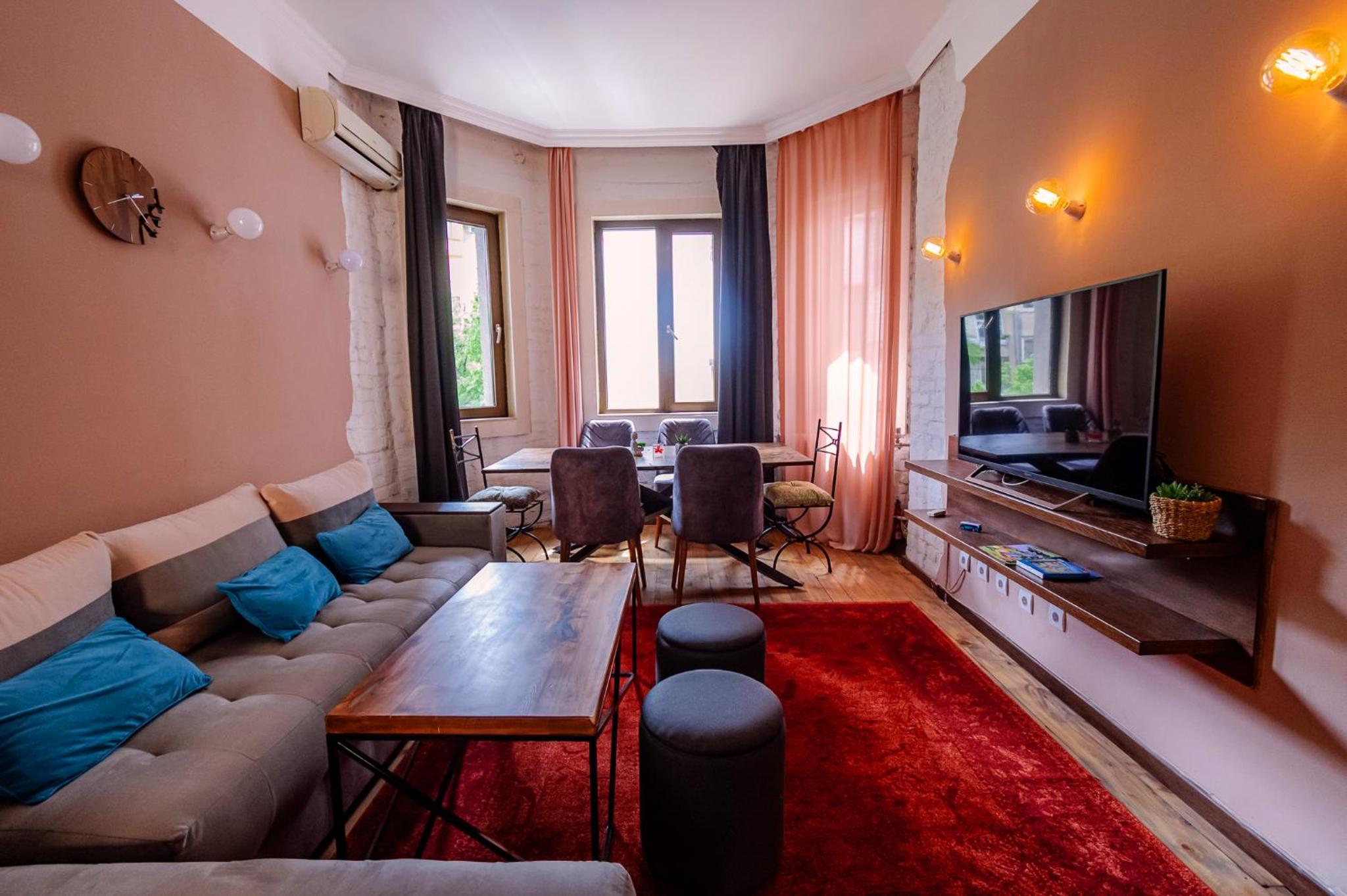 2 Designer Central Apartments FREE Parking Spaces