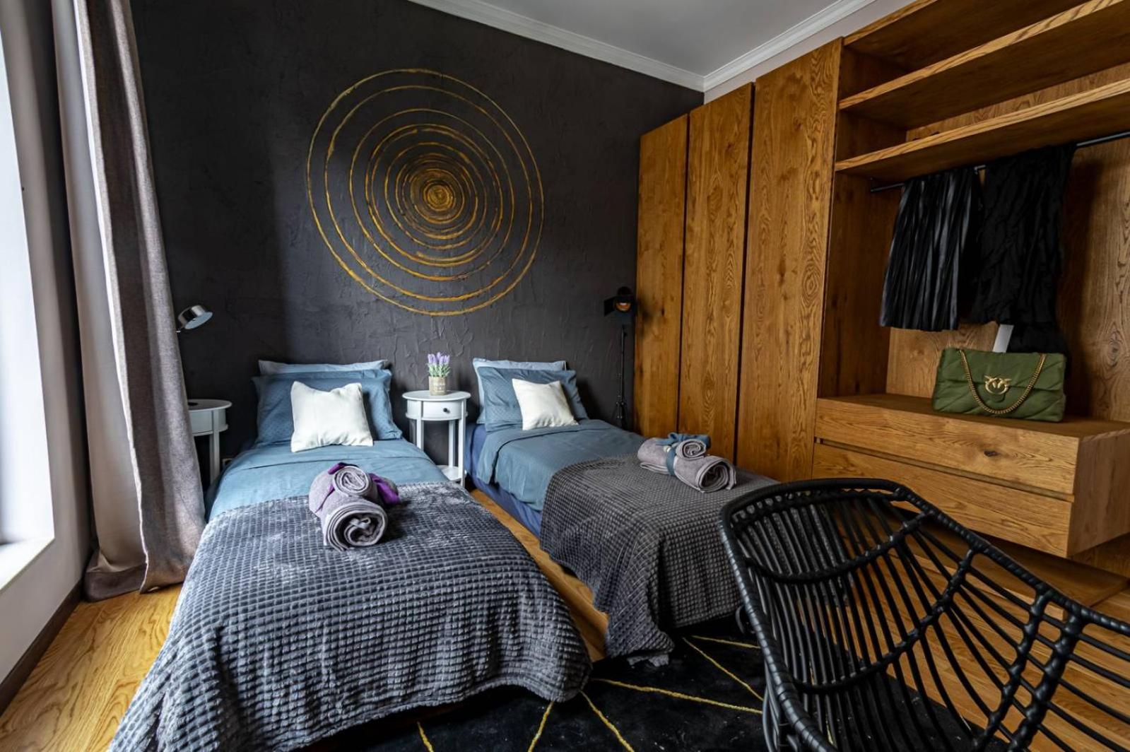 2 Designer Central Apartments FREE Parking Spaces