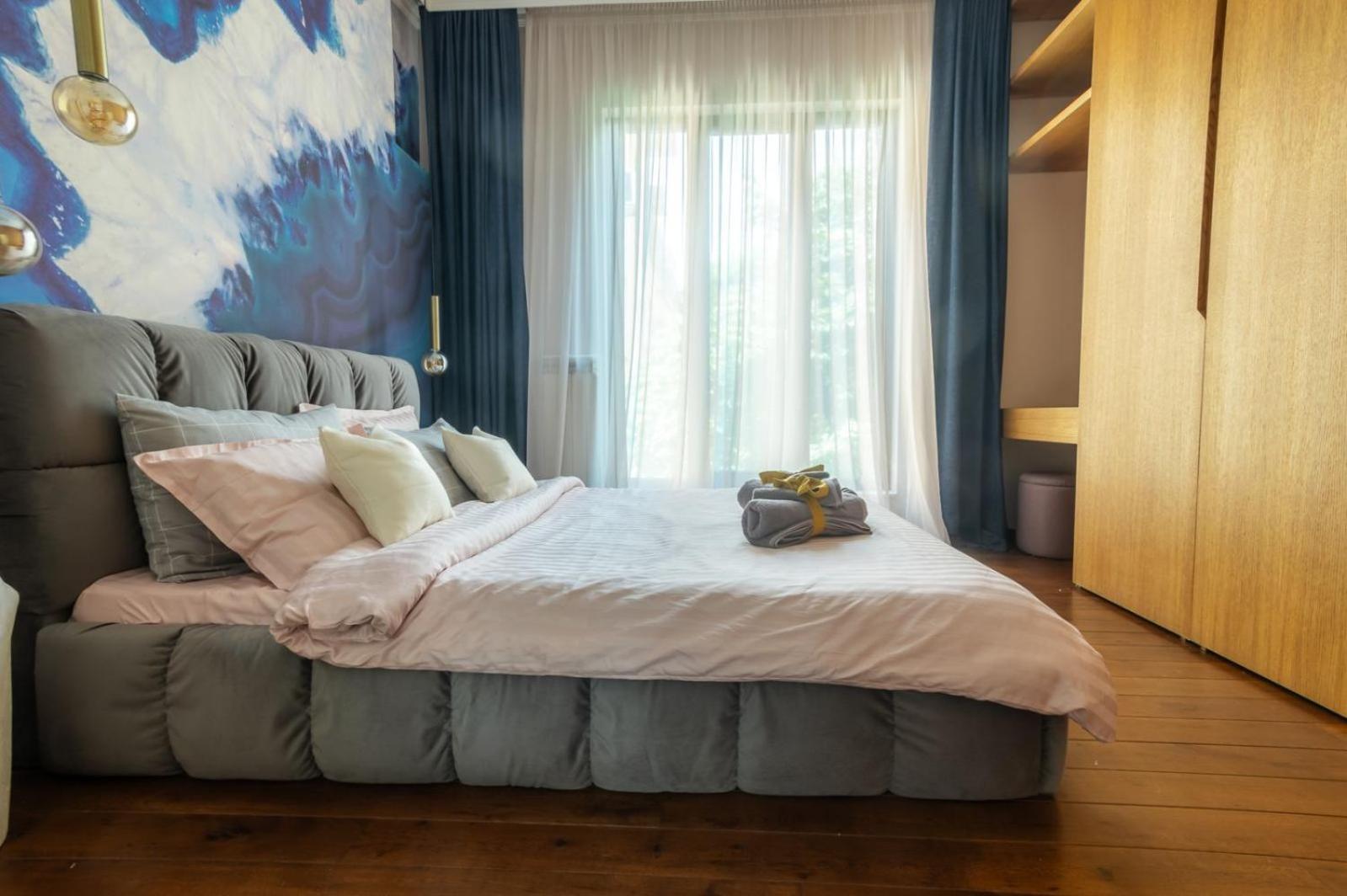 2 Designer Central Apartments FREE Parking Spaces
