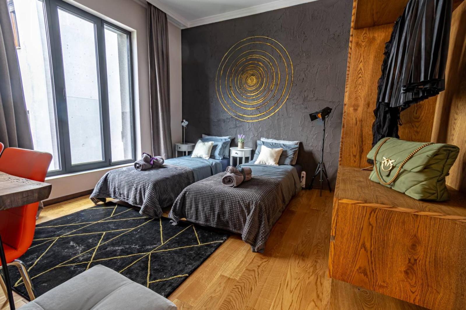 2 Designer Central Apartments FREE Parking Spaces