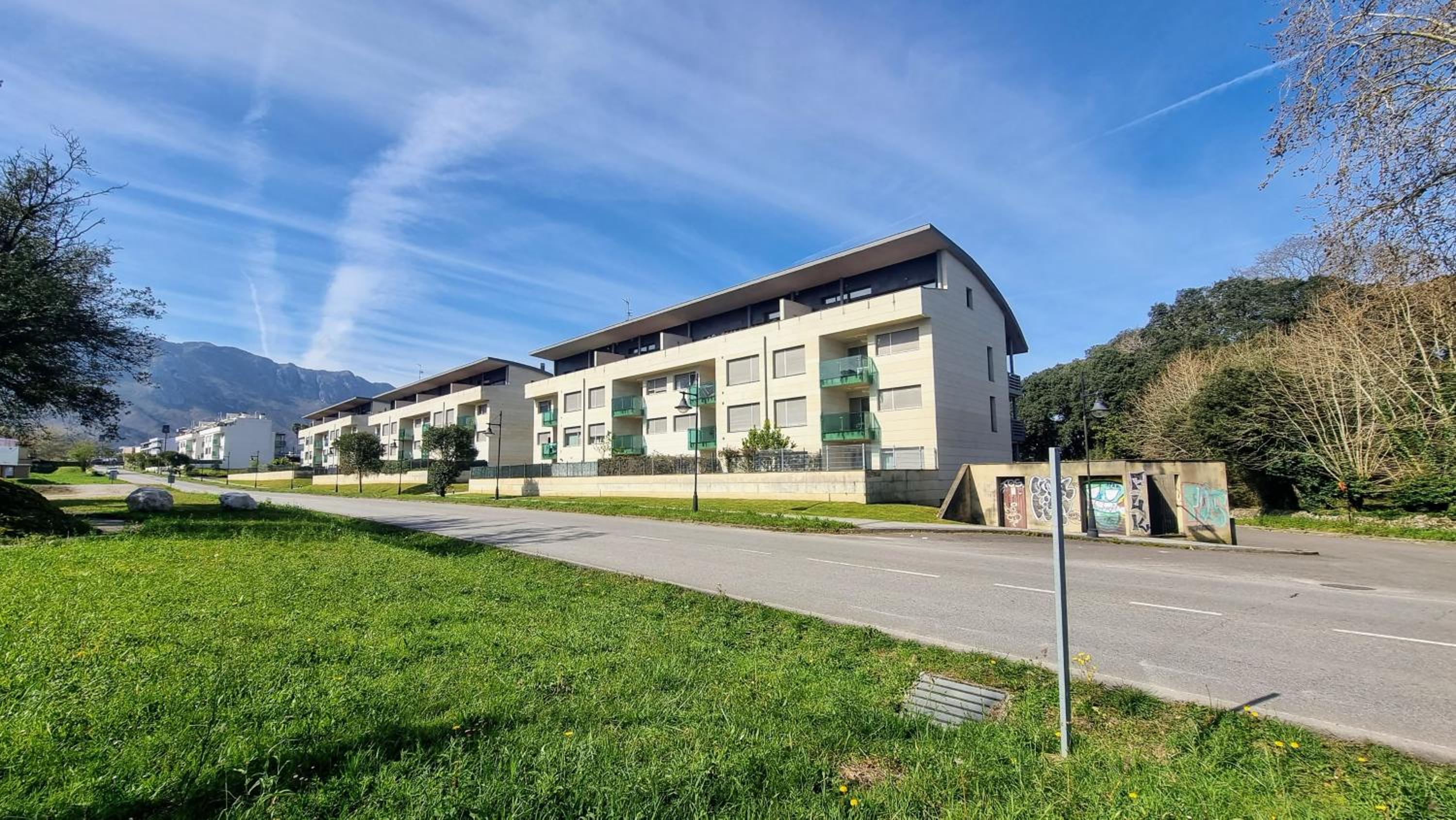 El Arcin - Piscina, terraza y parking en Llanes