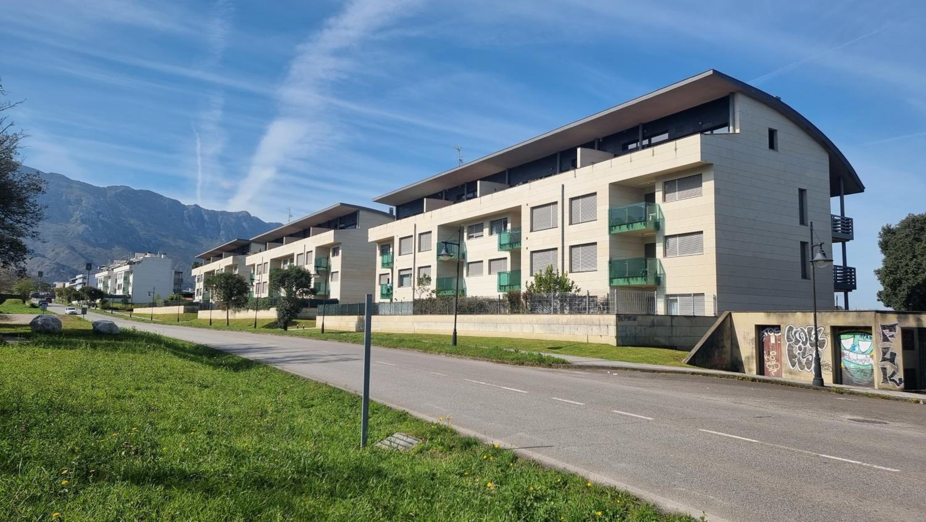 El Arcin - Piscina, terraza y parking en Llanes