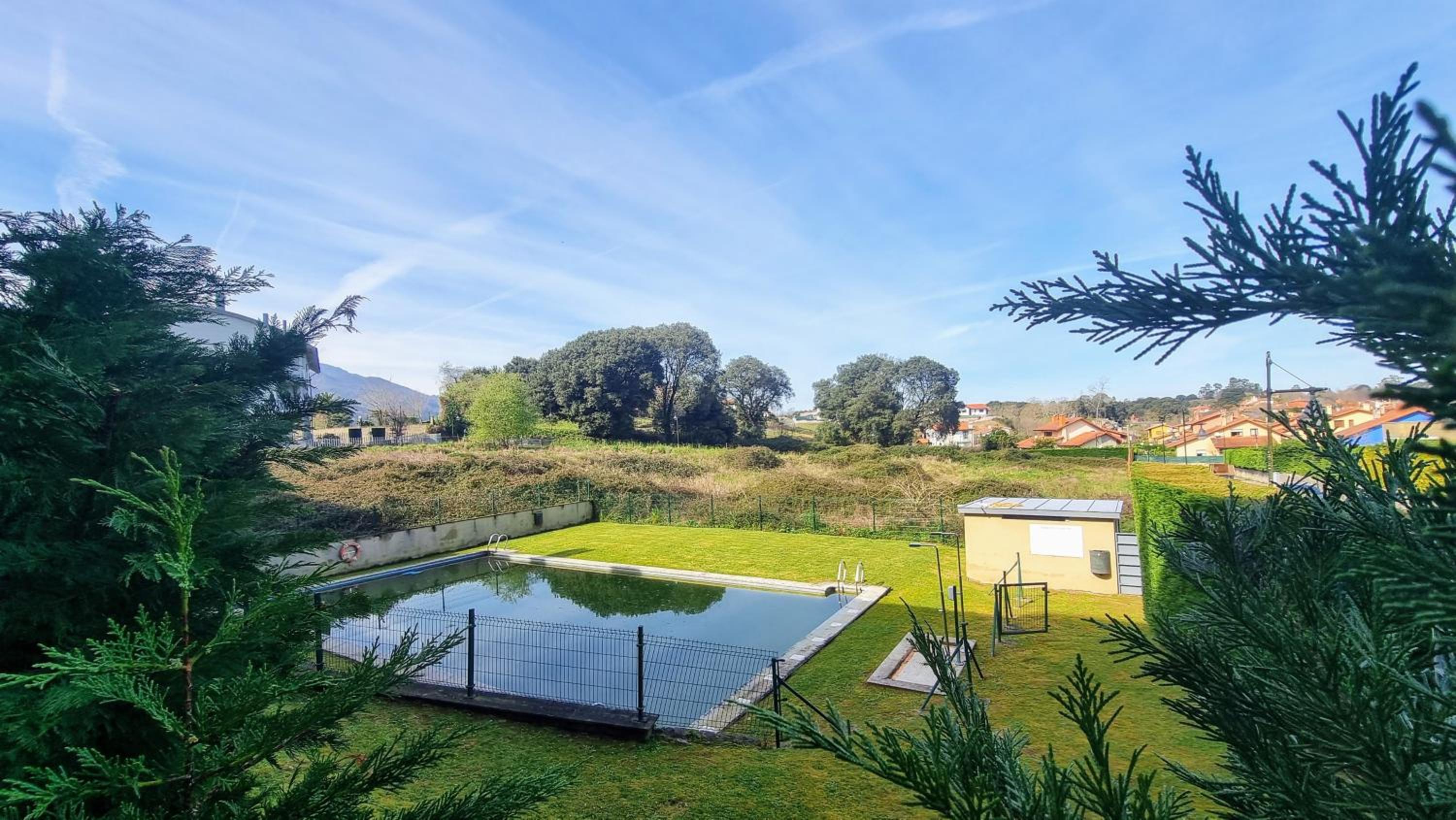 El Arcin - Piscina, terraza y parking en Llanes