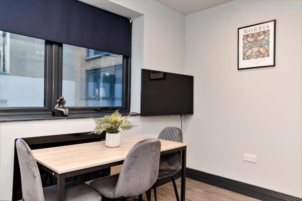 FLASH SALE Brighton City Centre Seafront 1 Bedroom Flat BN112SHP02 view 2