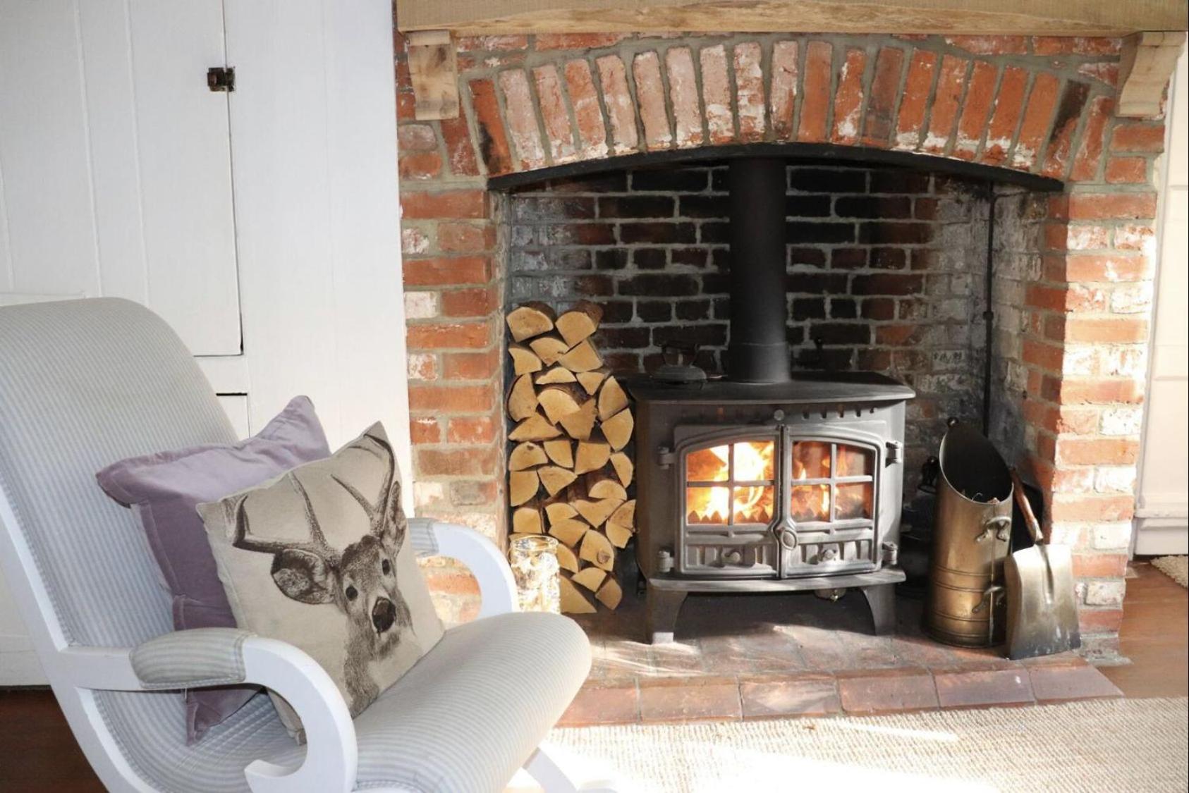 1 Apse Castle Cottage - Chocolate Box Cottage, Pet-Friendly 16th Century Cottage, surrounded by Ancient Woodland in Shanklin view 3