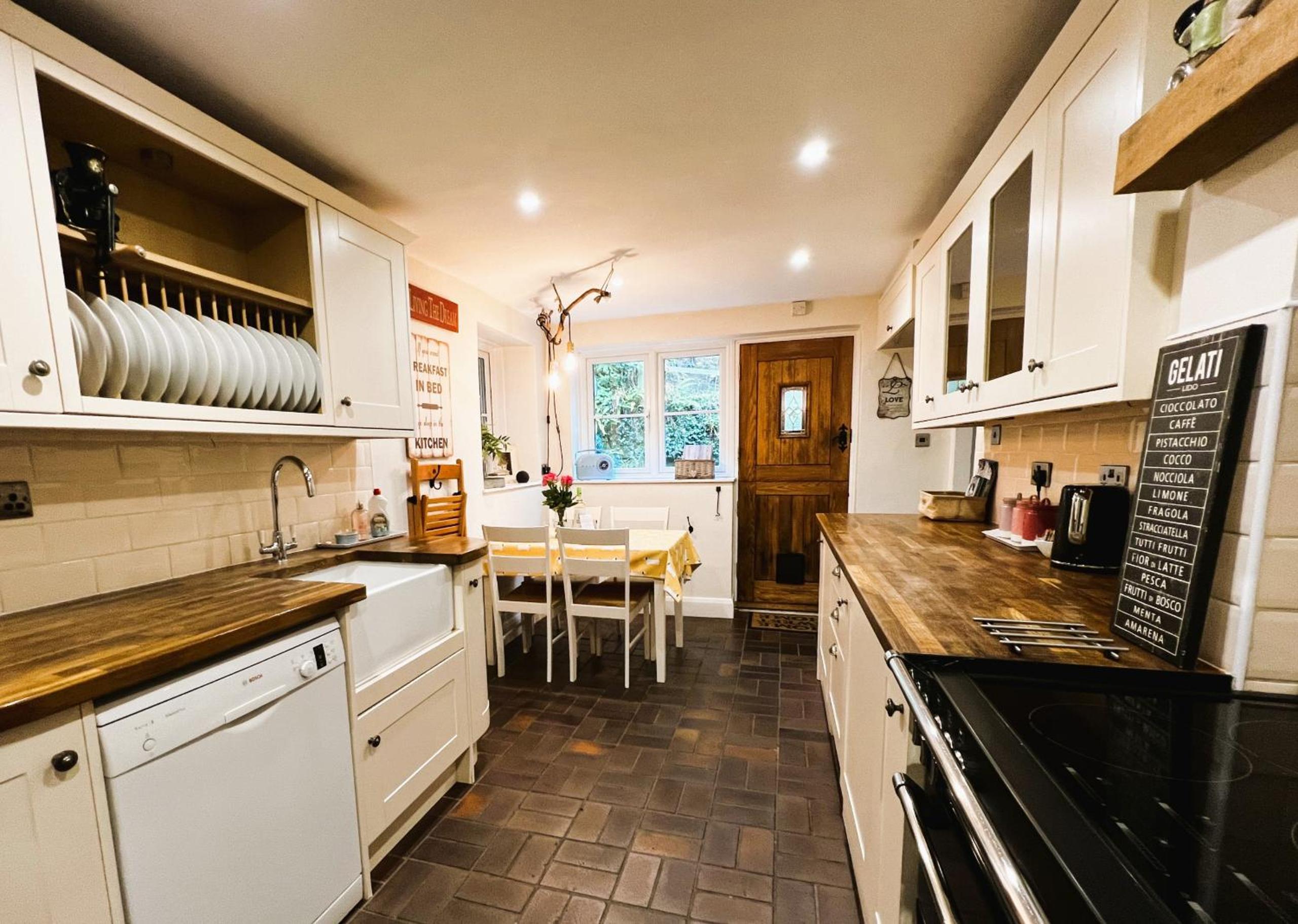 1 Apse Castle Cottage - Chocolate Box Cottage, Pet-Friendly 16th Century Cottage, surrounded by Ancient Woodland in Shanklin view 4