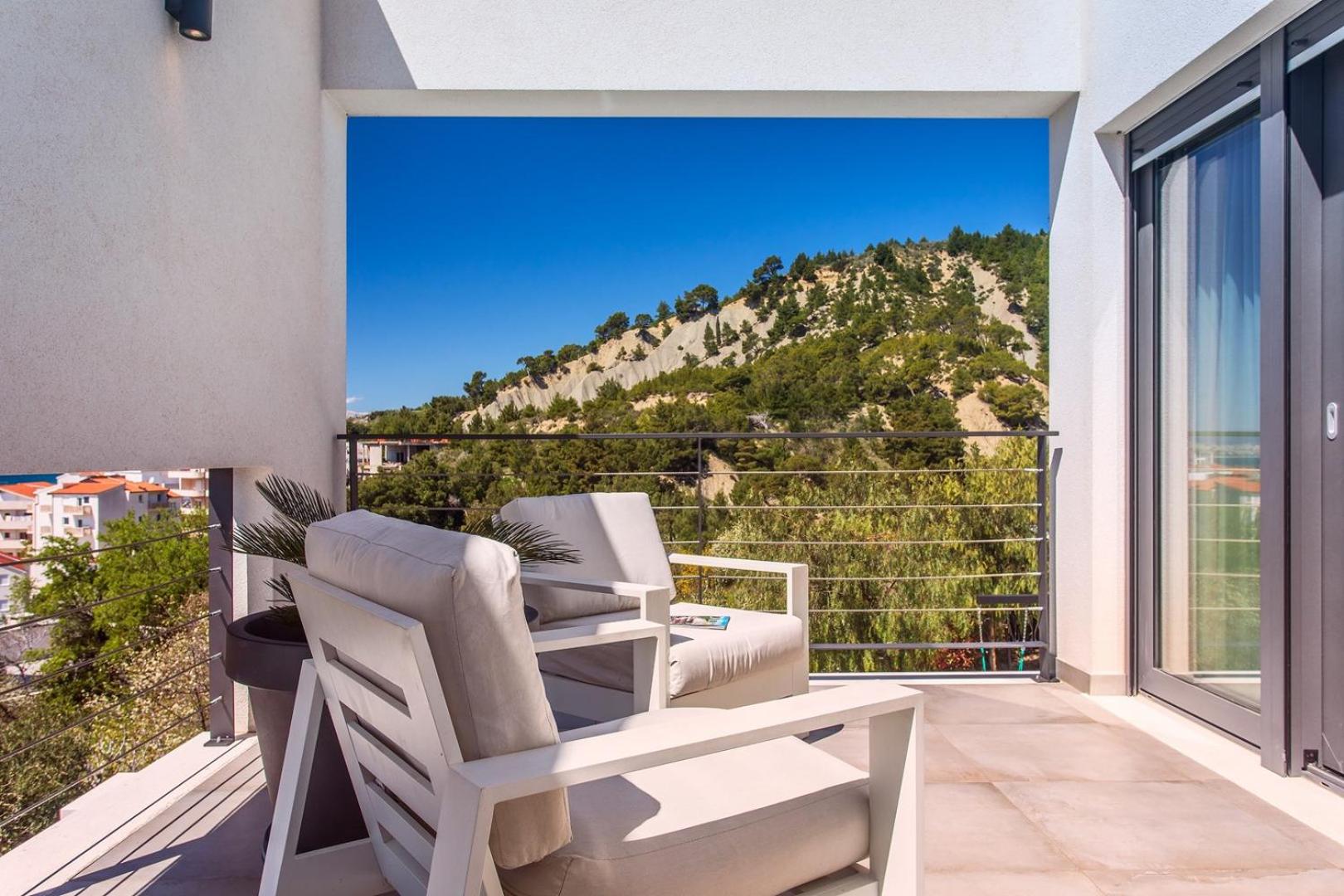 Luxury VILLA CECILIA with 4 en-suite bedrooms located 250m from the beach in Podstrana, max 8 people view 3