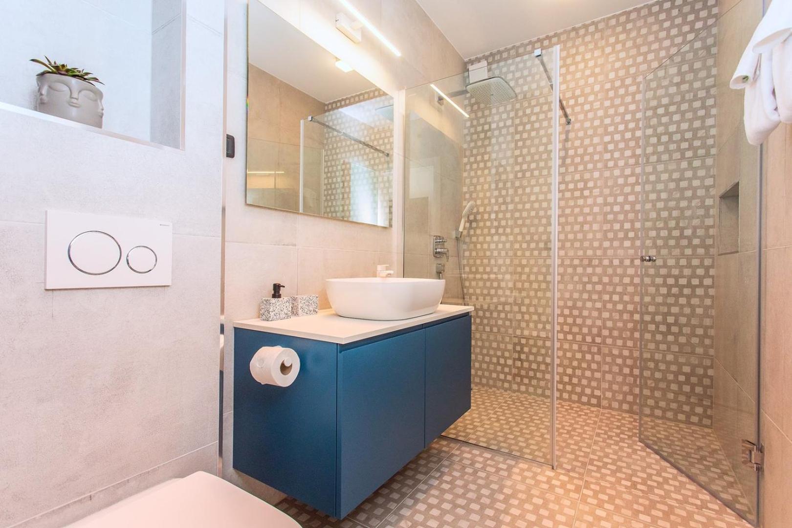 Luxury VILLA CECILIA with 4 en-suite bedrooms located 250m from the beach in Podstrana, max 8 people view 5