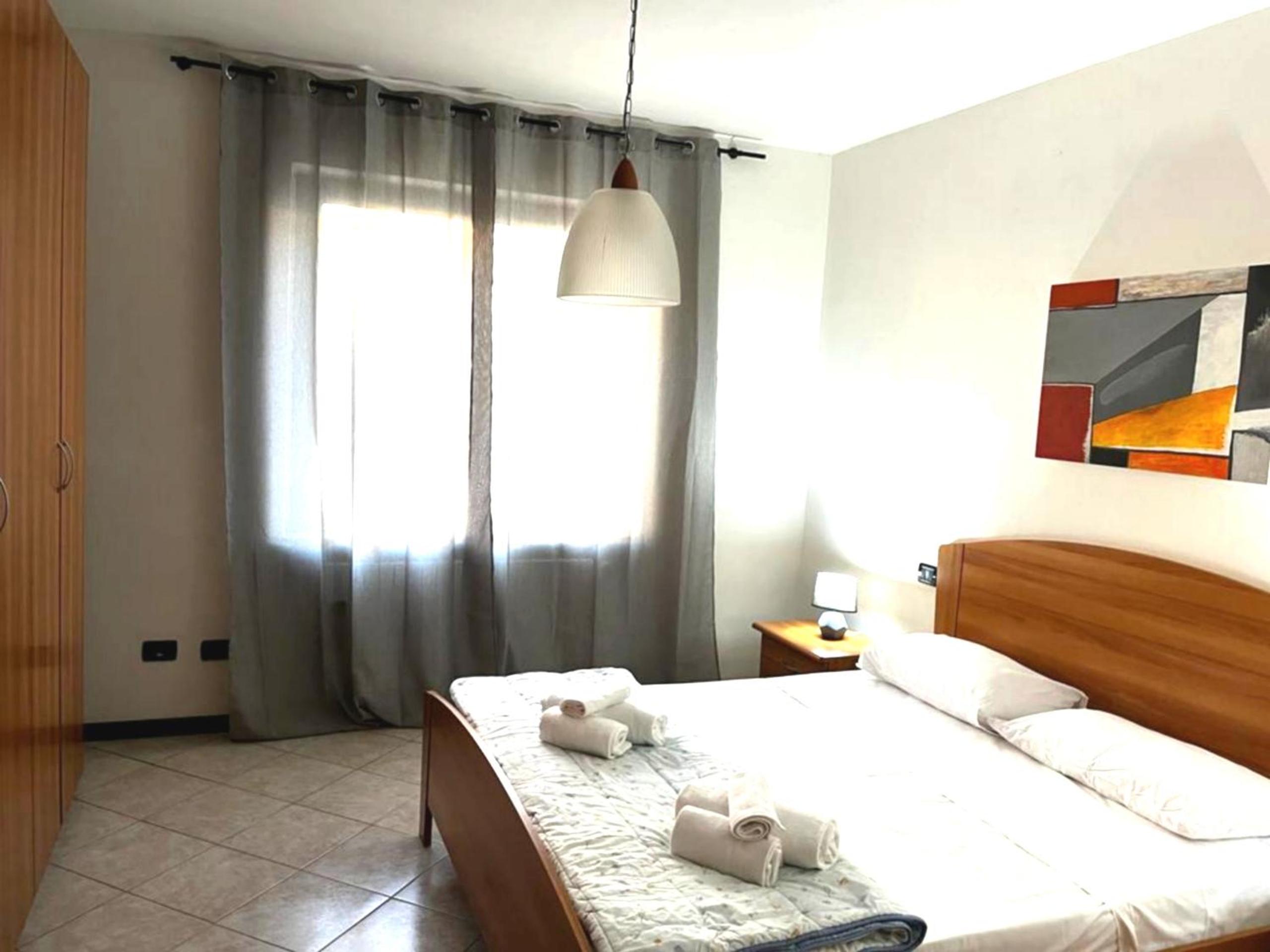 DesenzanoLoft Yellow Apartment view 4