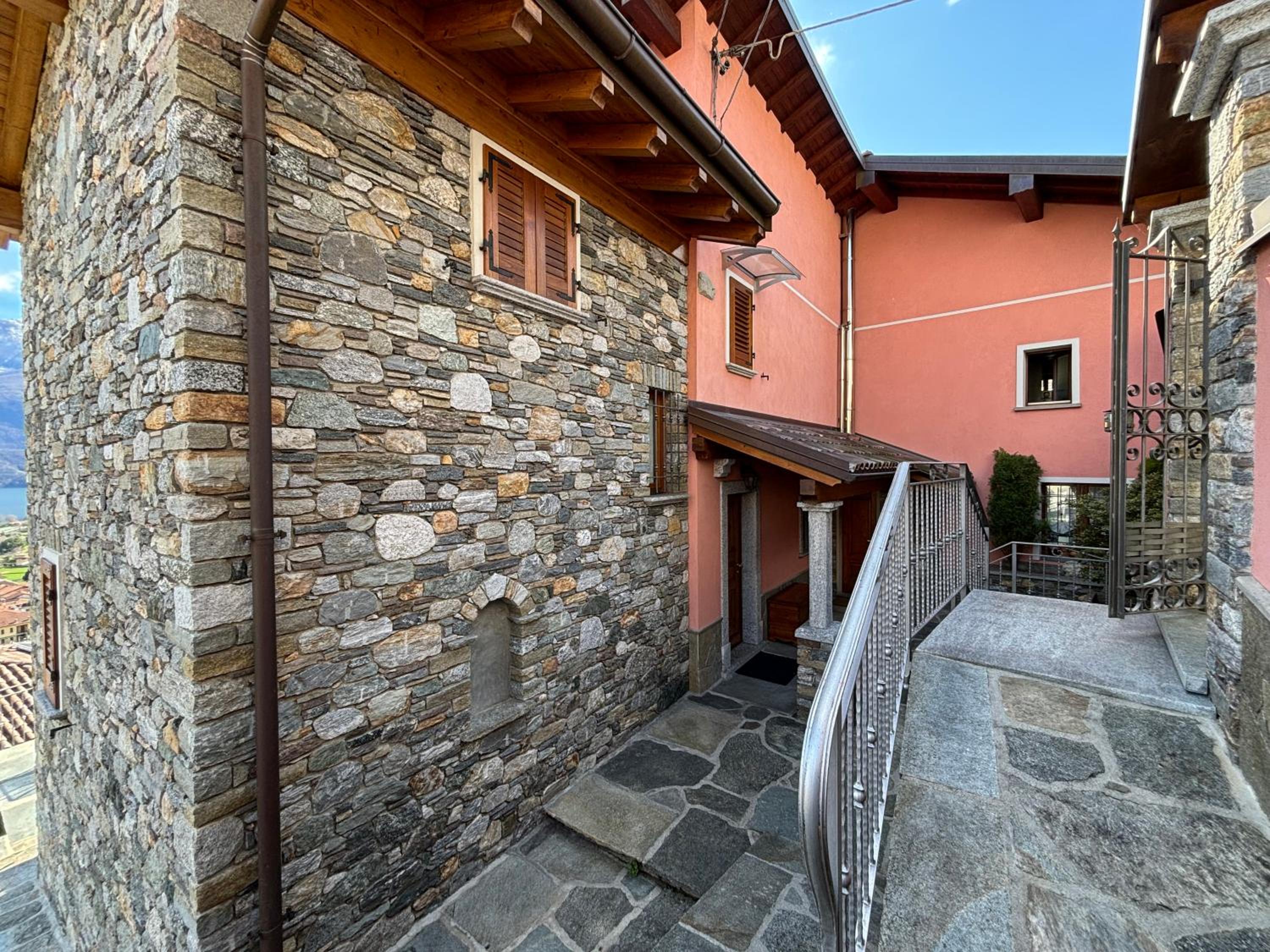 Lake view, Garden, Balcony in Gravedona - Larihome A61