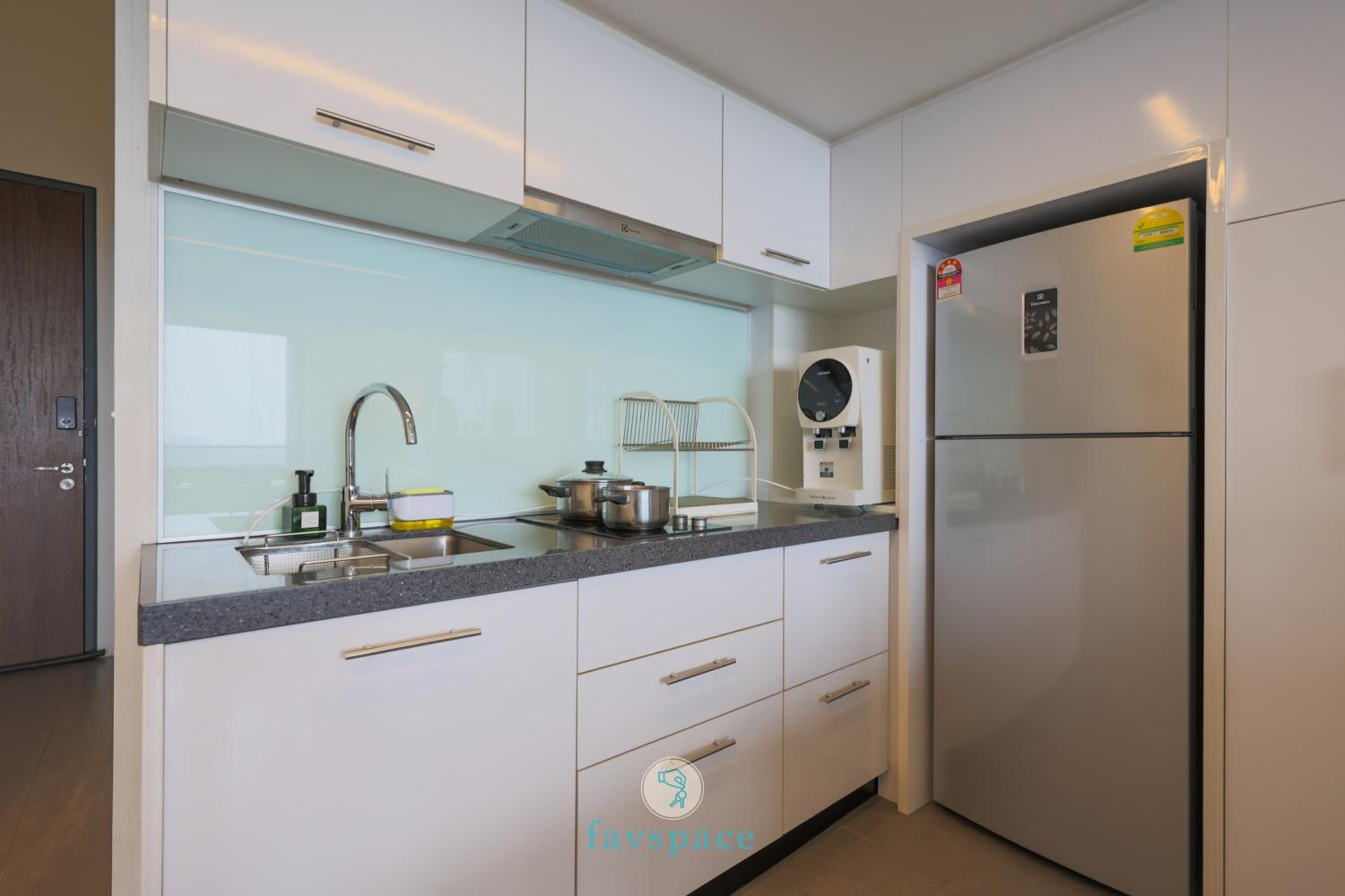 3 min walk to Bangsar LRT - FREE parking & Netflix - EST