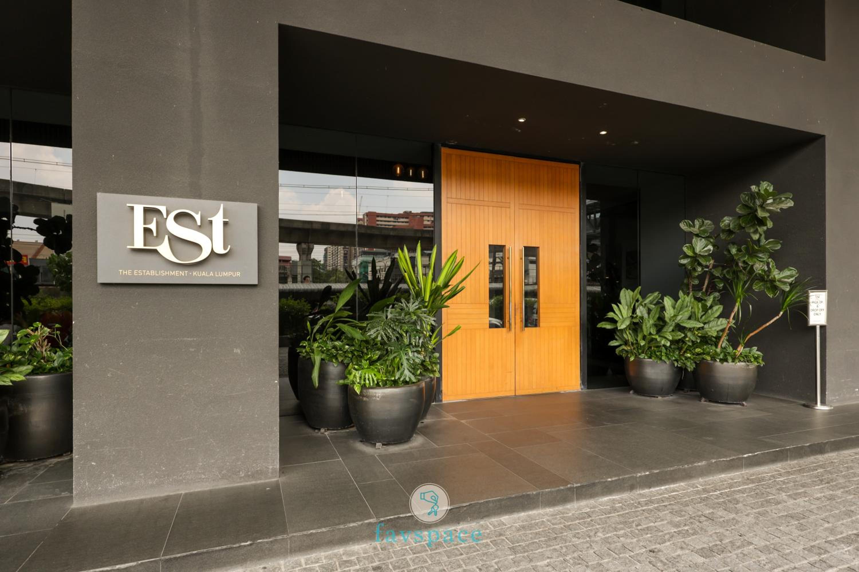 3 min walk to Bangsar LRT - FREE parking & Netflix - EST