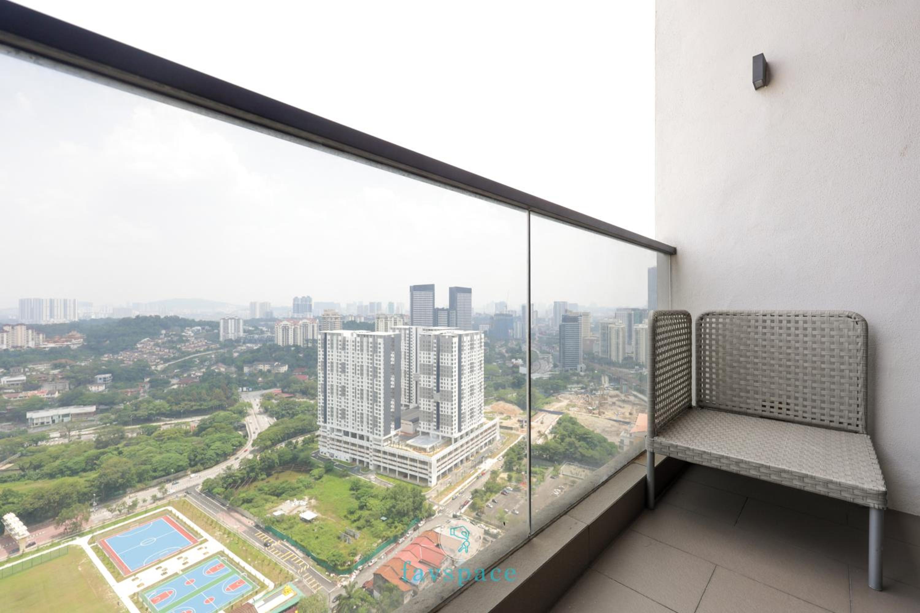 3 min walk to Bangsar LRT - FREE parking & Netflix - EST