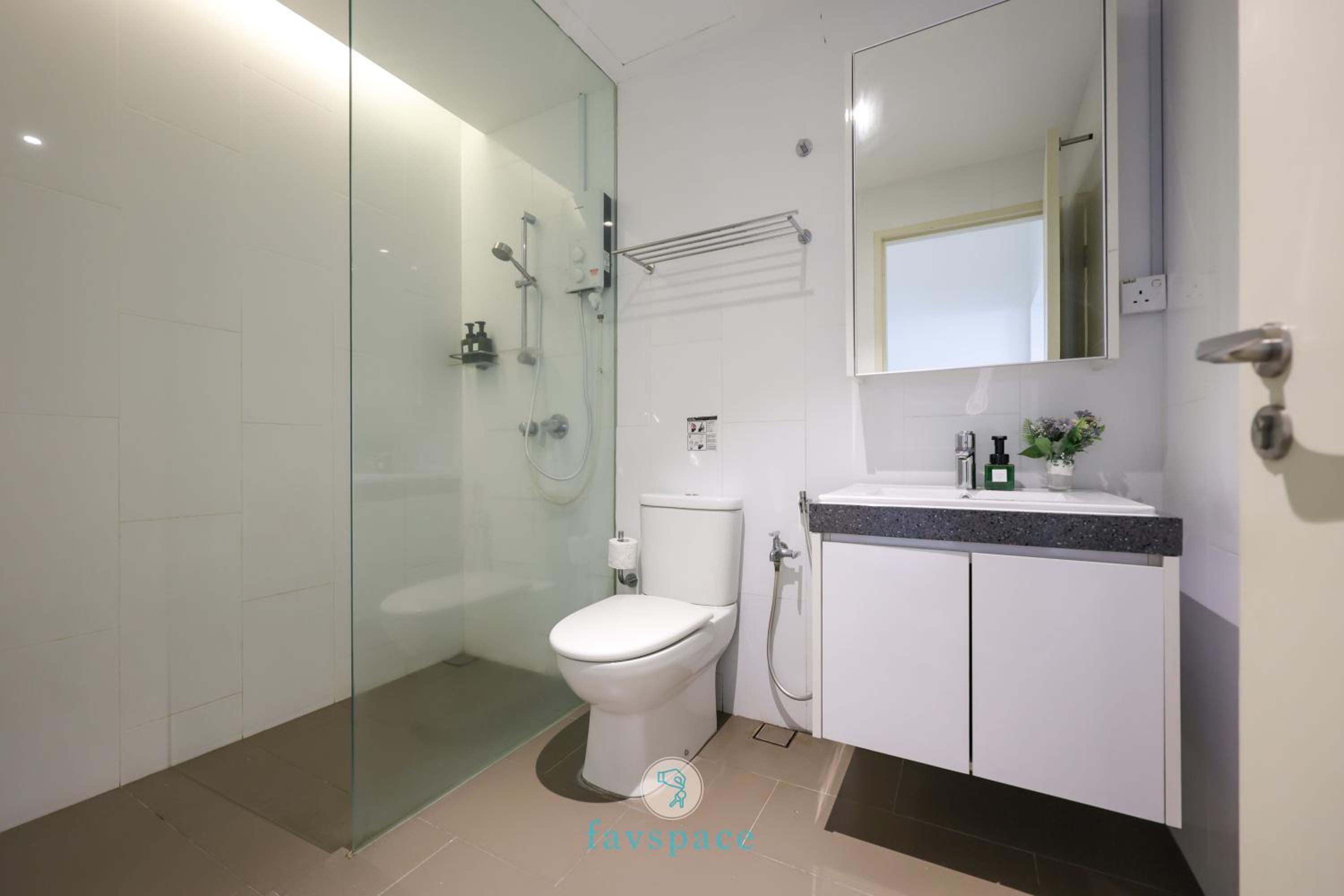 3 min walk to Bangsar LRT - FREE parking & Netflix - EST