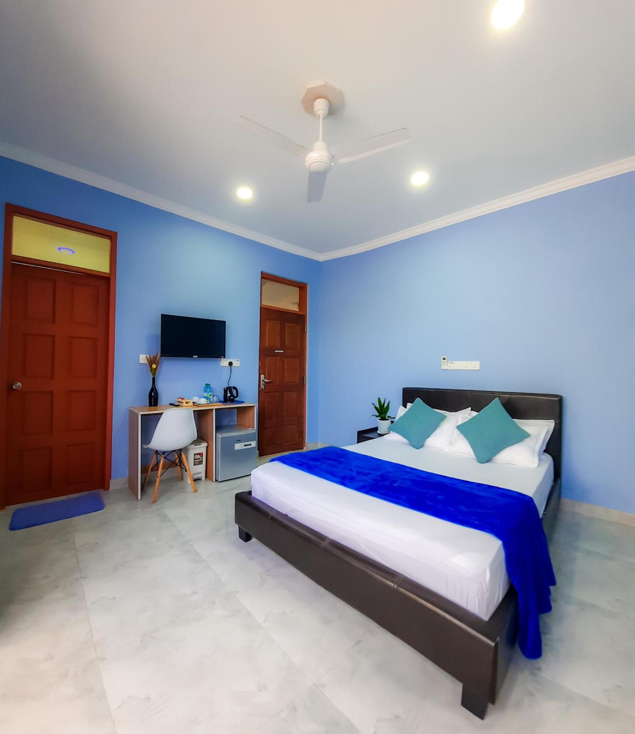 Hide Inn Blue