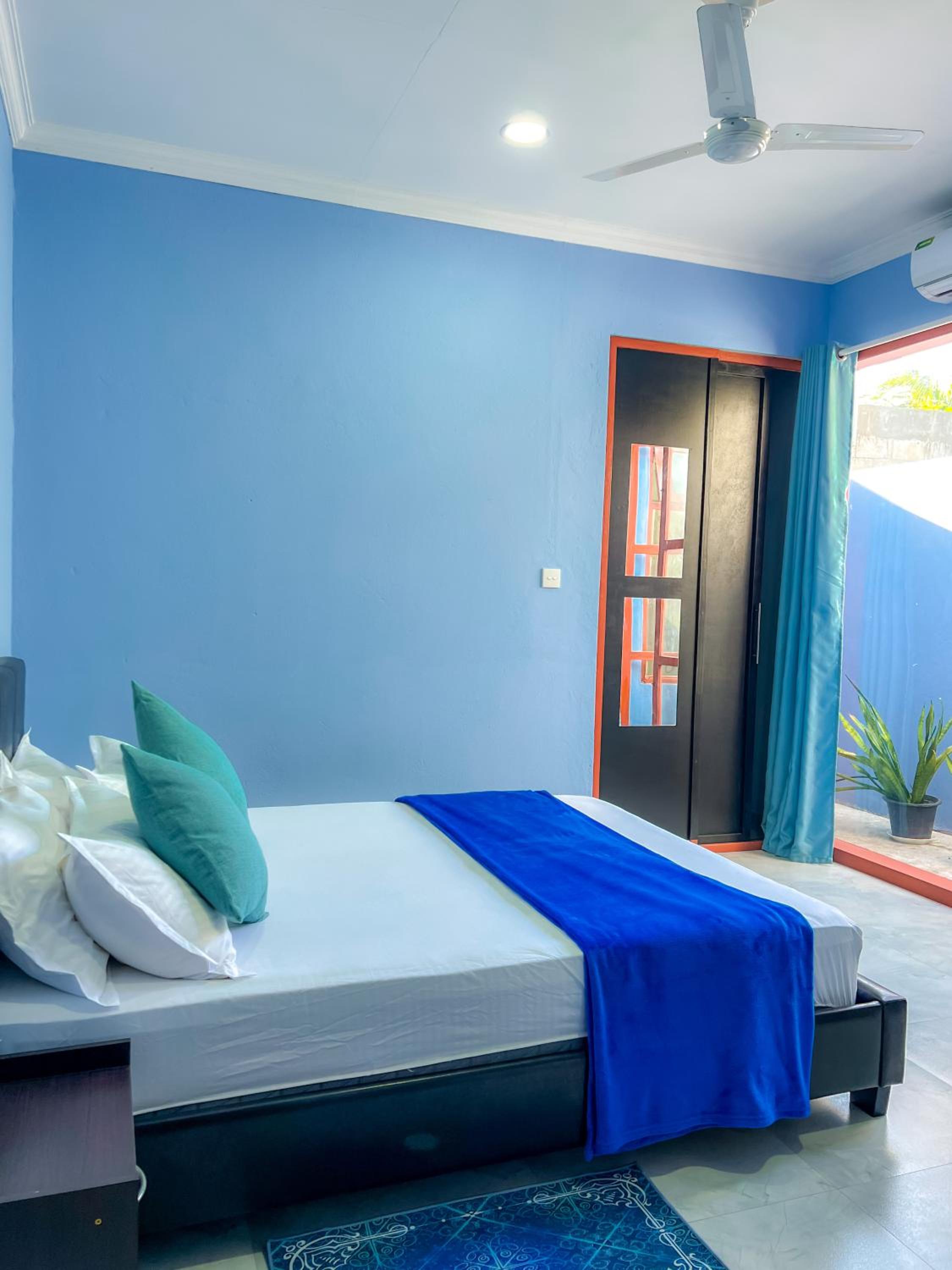 Hide Inn Blue