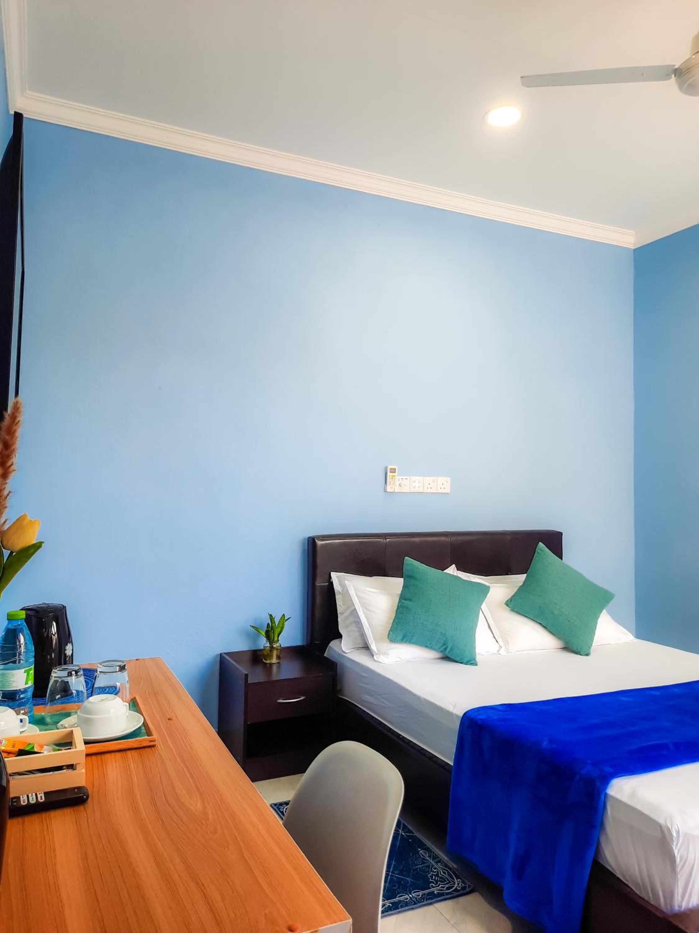 Hide Inn Blue
