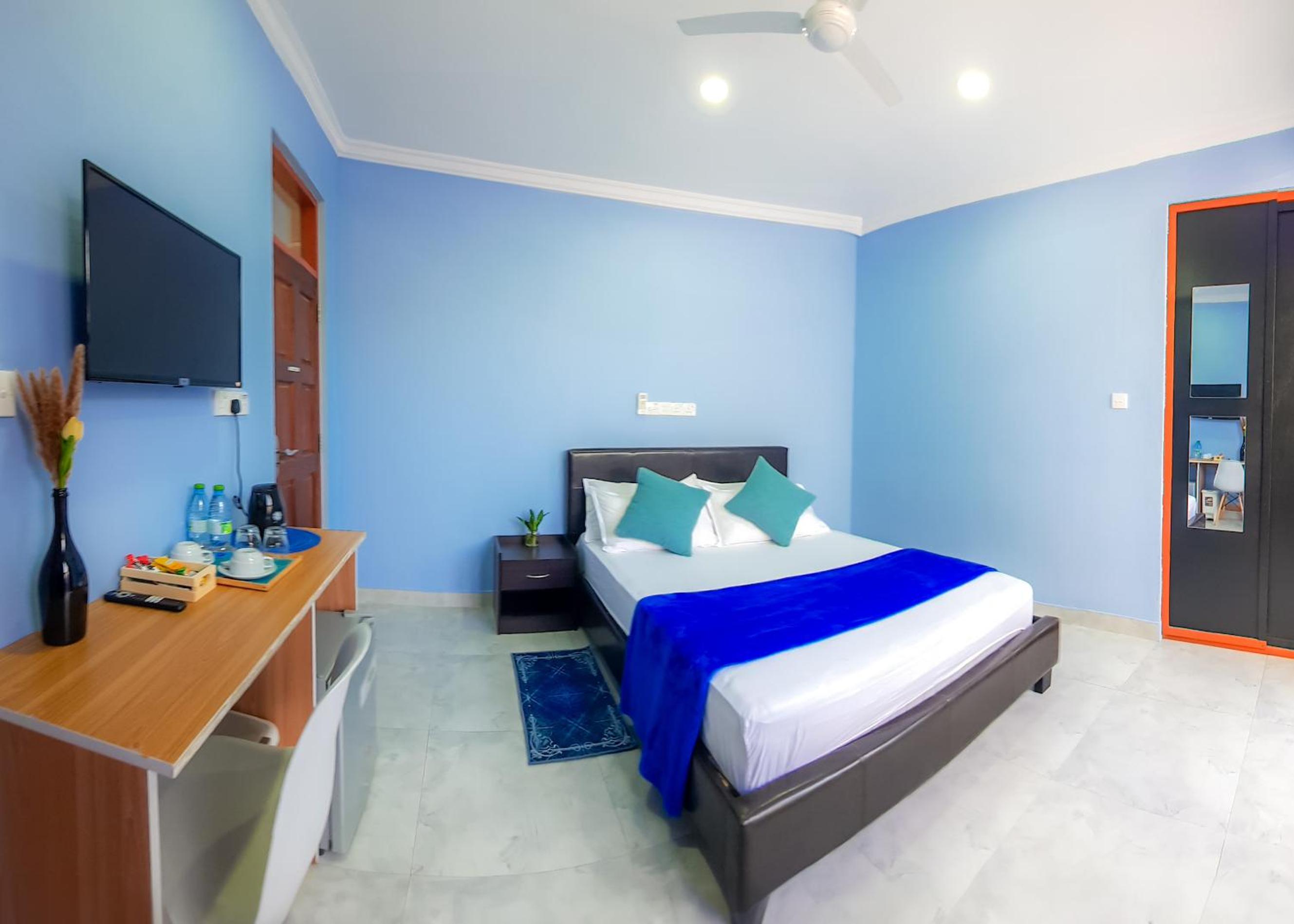 Hide Inn Blue
