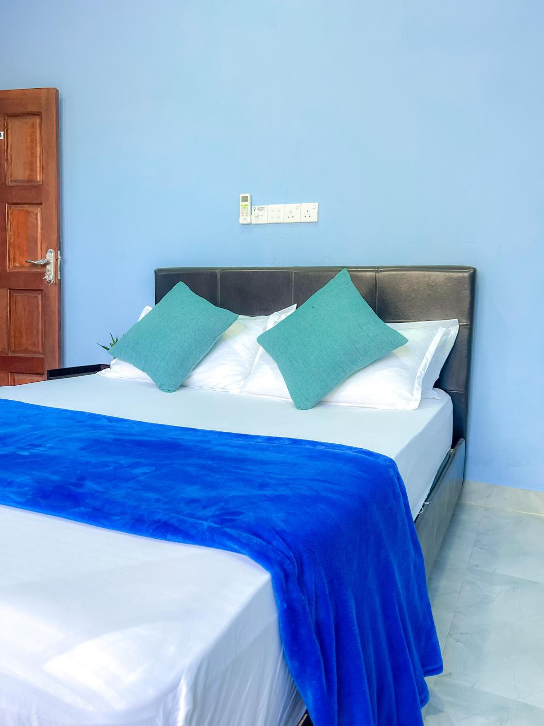 Hide Inn Blue