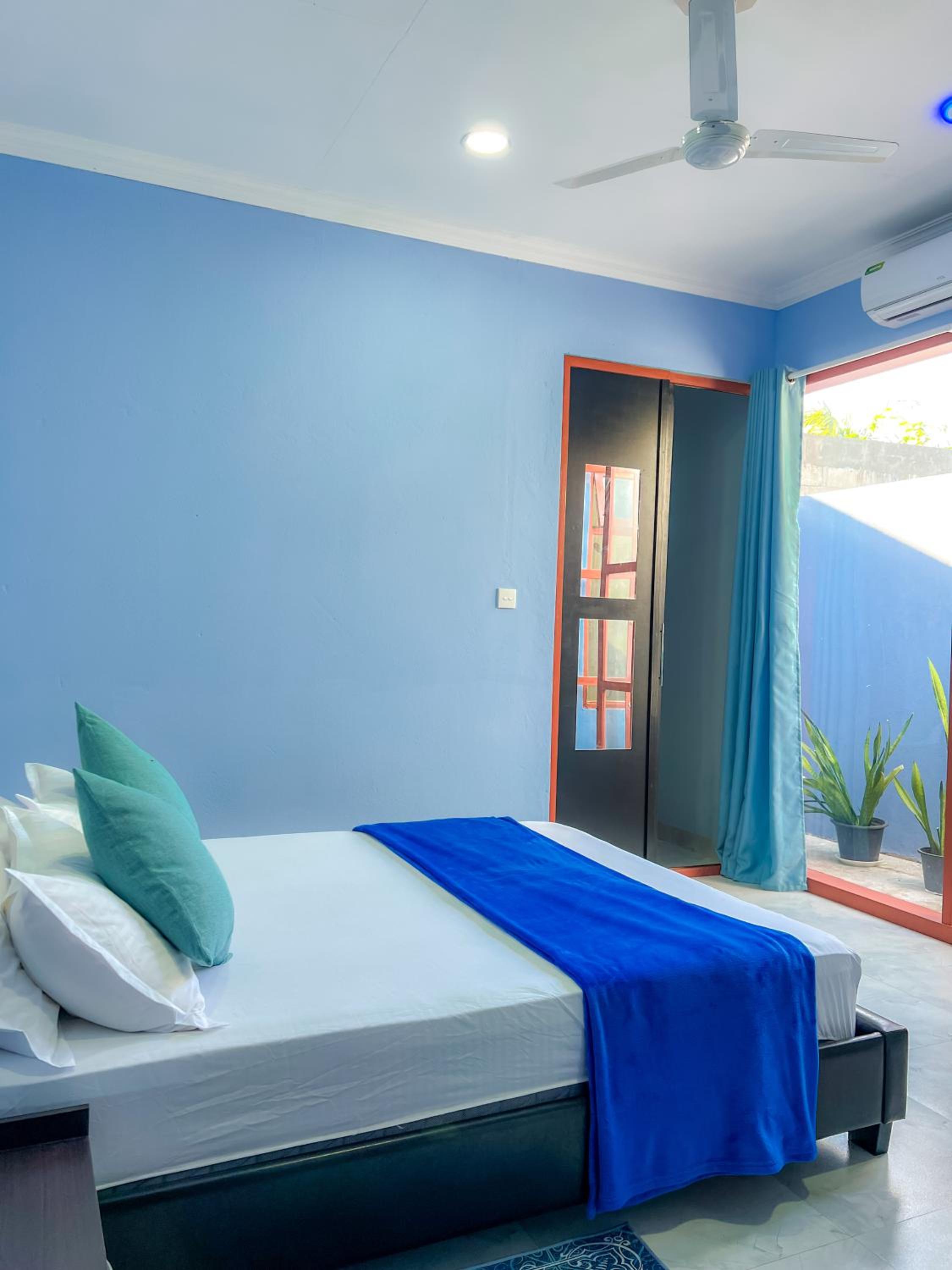 Hide Inn Blue