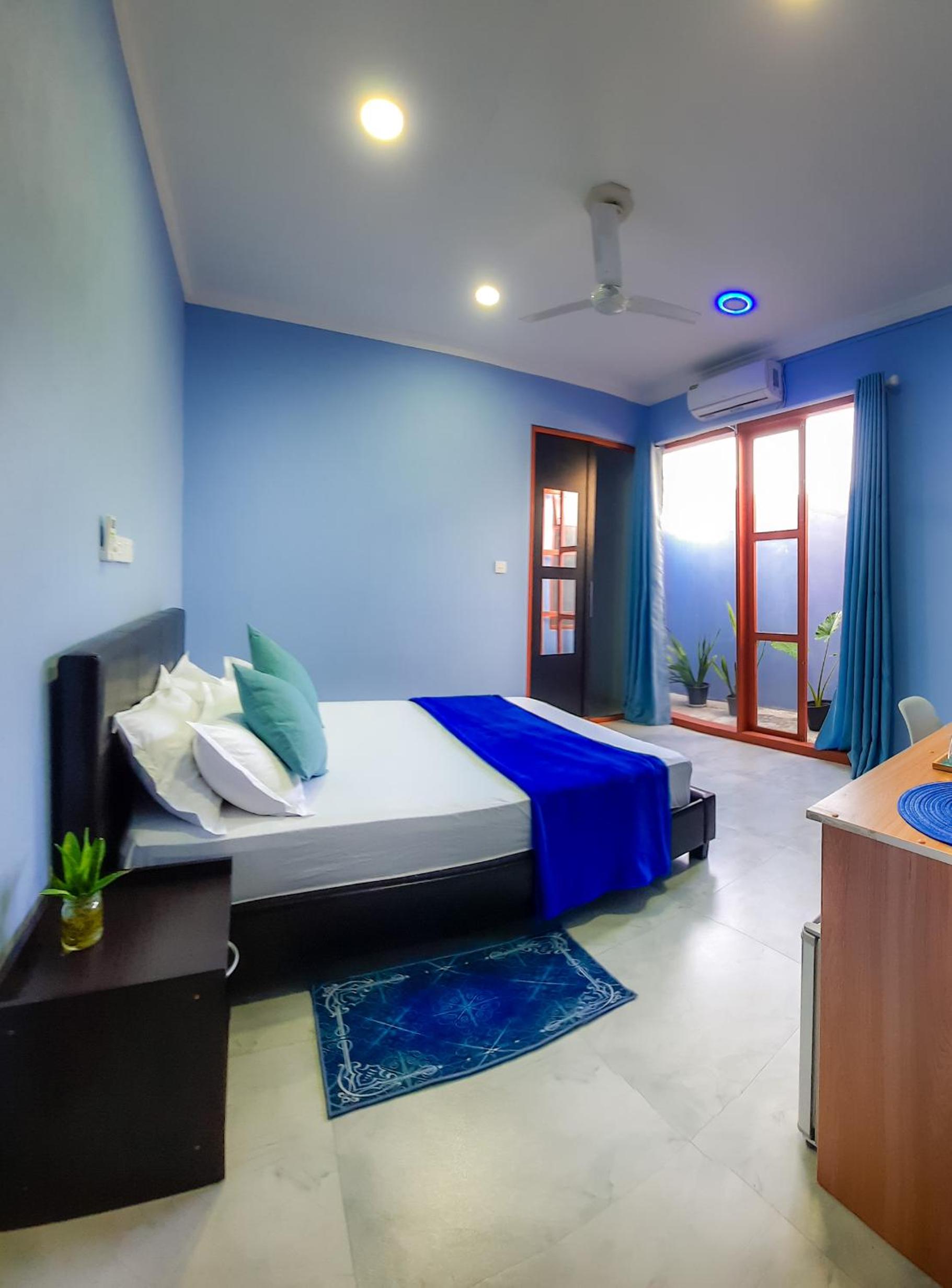 Hide Inn Blue
