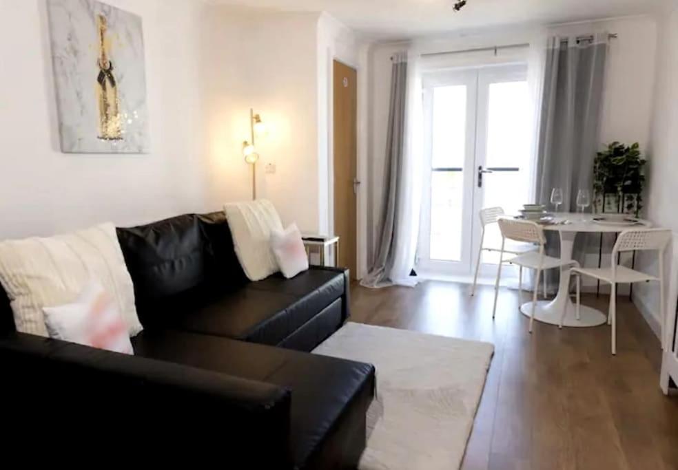 No 15 Modern Comfort in a Prime Southampton Location - Free Parking view 4