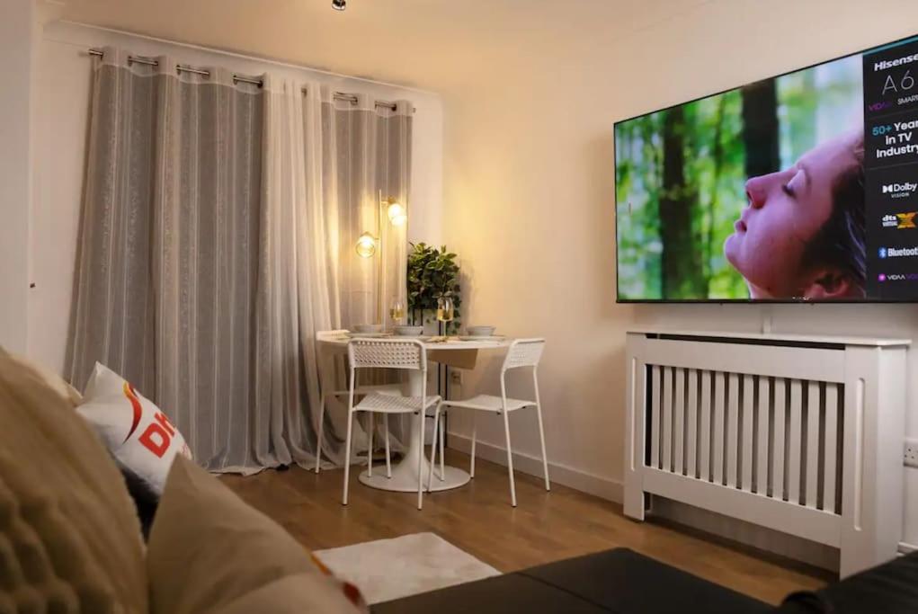 No 15 Modern Comfort in a Prime Southampton Location - Free Parking view 2