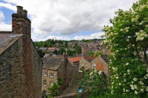 LetAway - The Curtain (13th Century Cottage) view 3