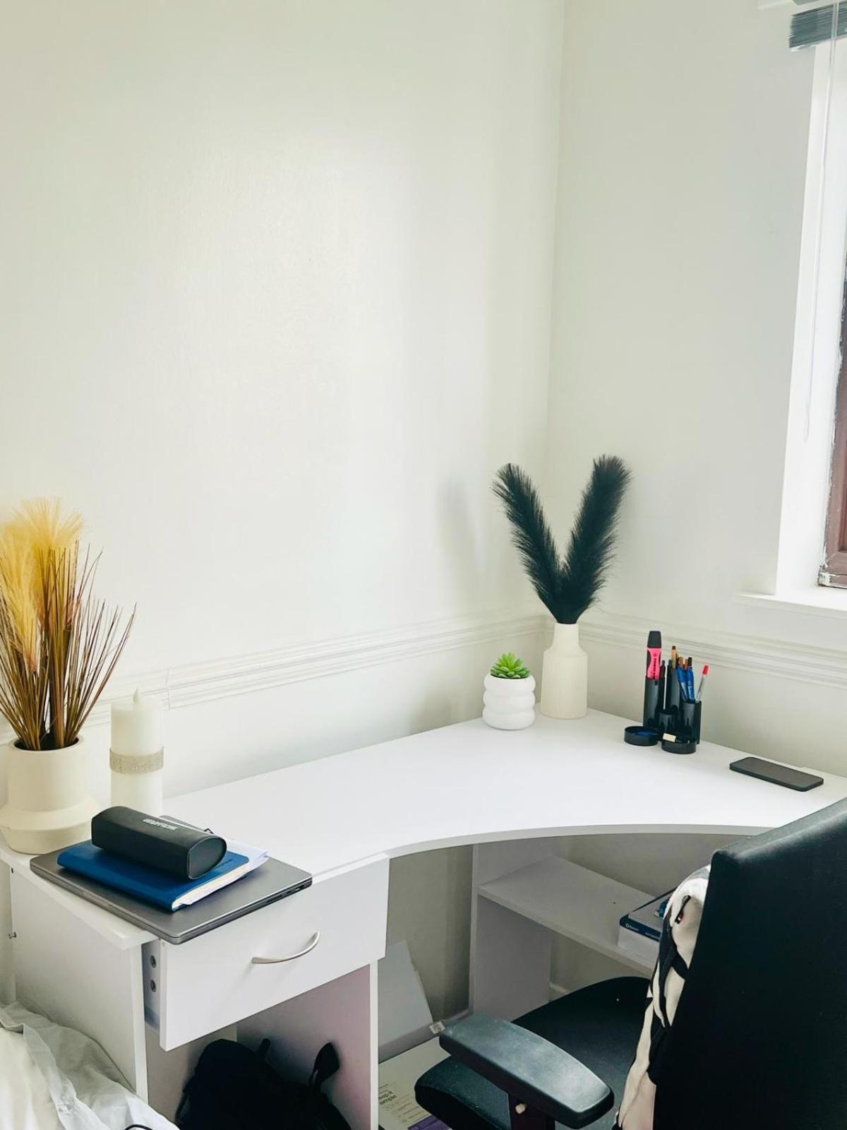 Quiet Single bedroom with free parking, office desk &chair, free wifi view 3