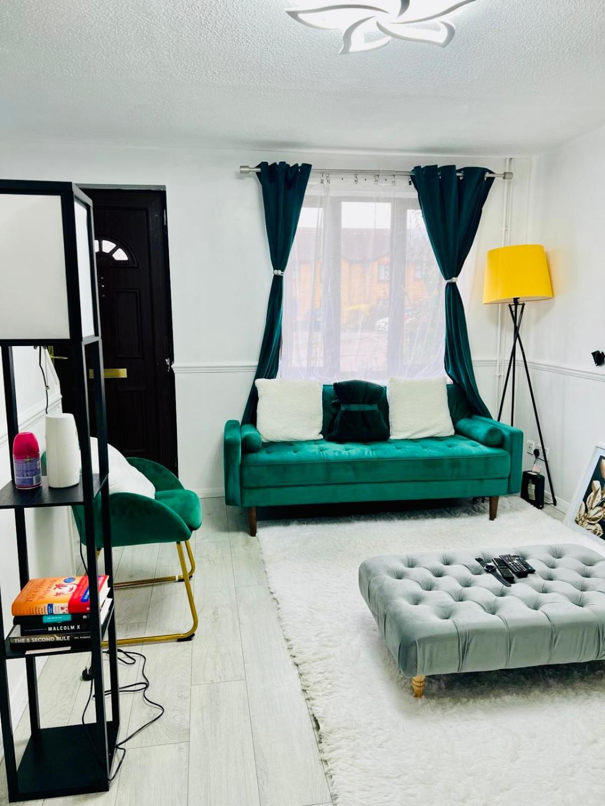 Quiet Single bedroom with free parking, office desk &chair, free wifi view 4