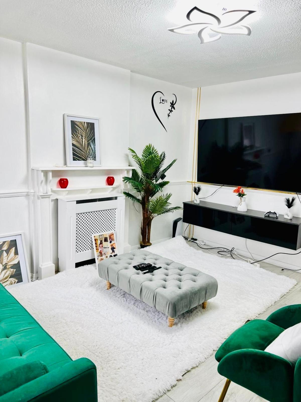 Quiet Single bedroom with free parking, office desk &chair, free wifi view 5