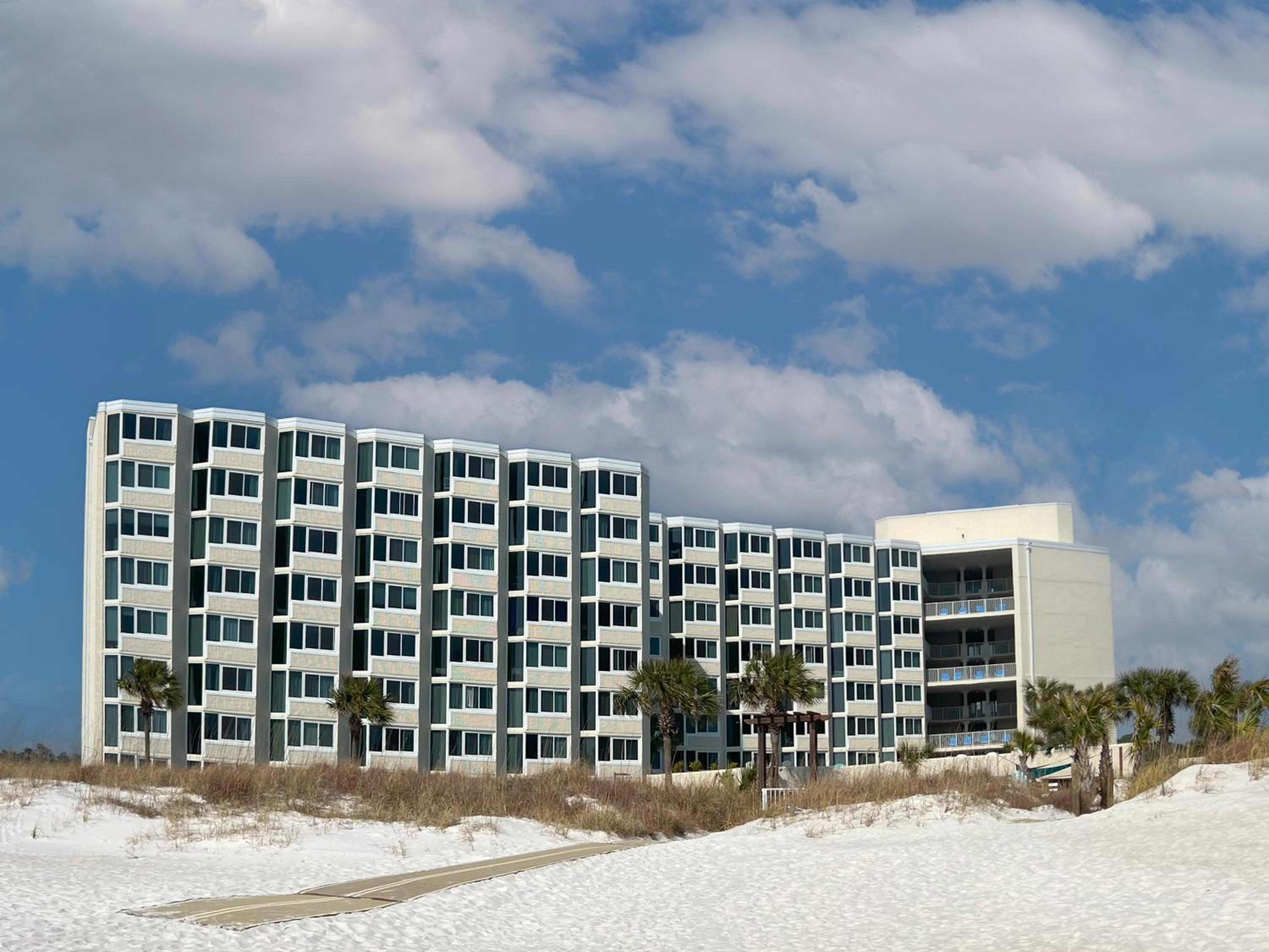 Beachfront Studio - Perfect Location - Free Beach Chairs - Top of the Gulf 305 view 4