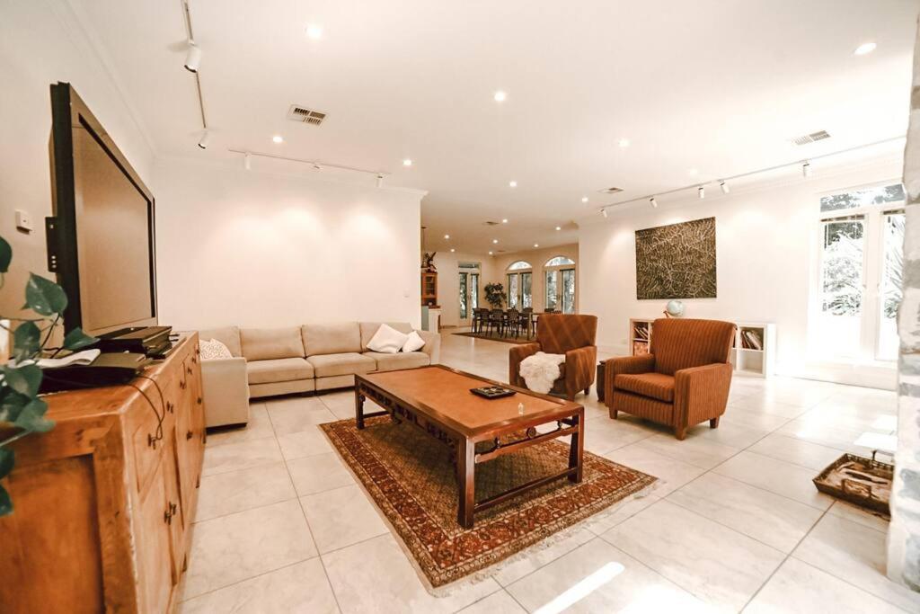 Stunning Crafers Villa amongst the beautiful hills