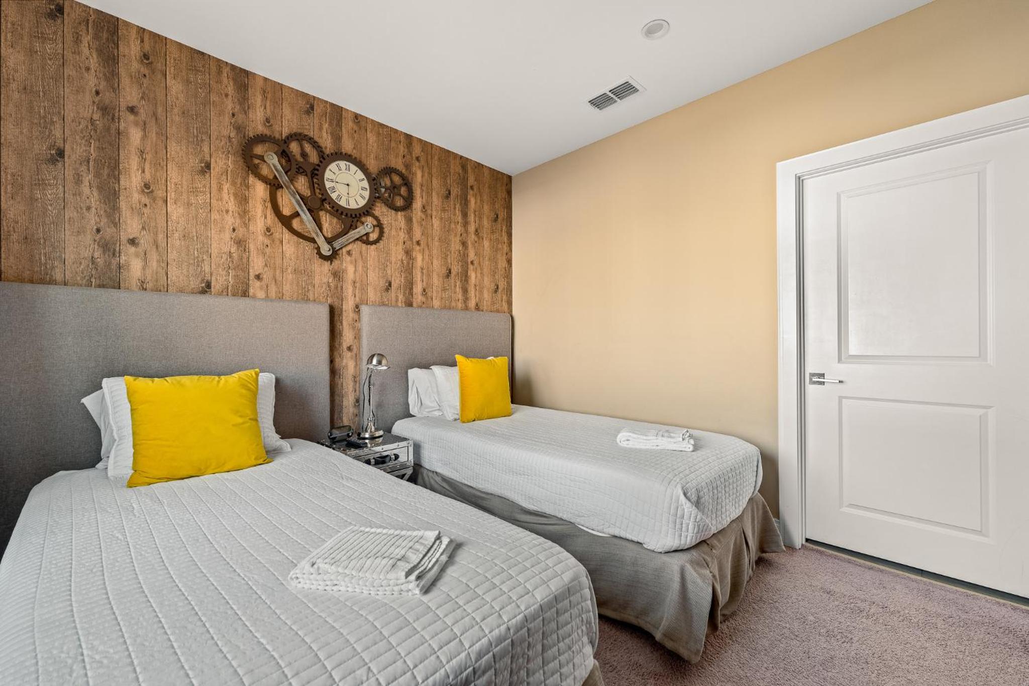 Outdoor Kitchen + 8 Min to Disney + Resort Cabanas