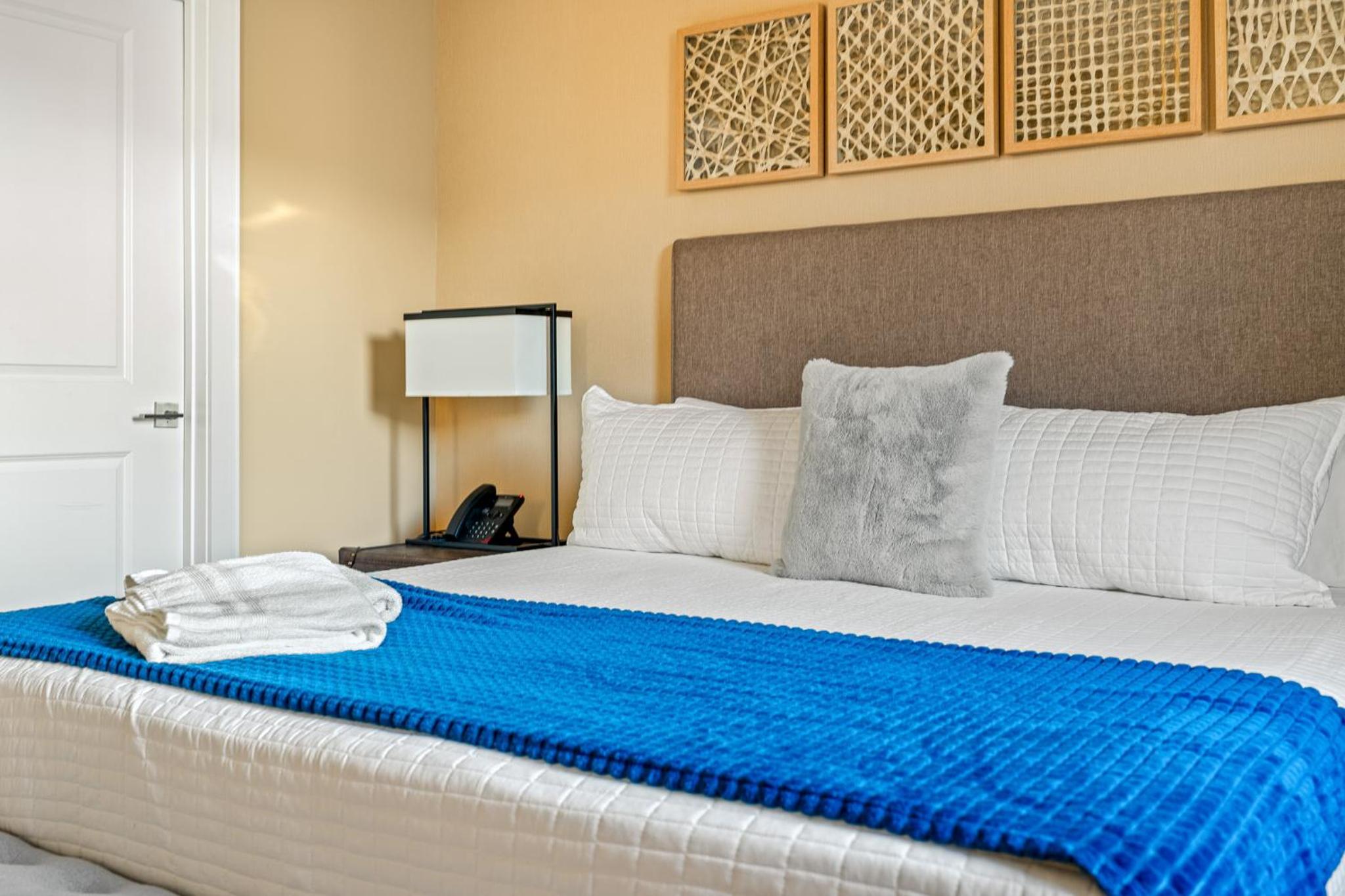 Outdoor Kitchen + 8 Min to Disney + Resort Cabanas