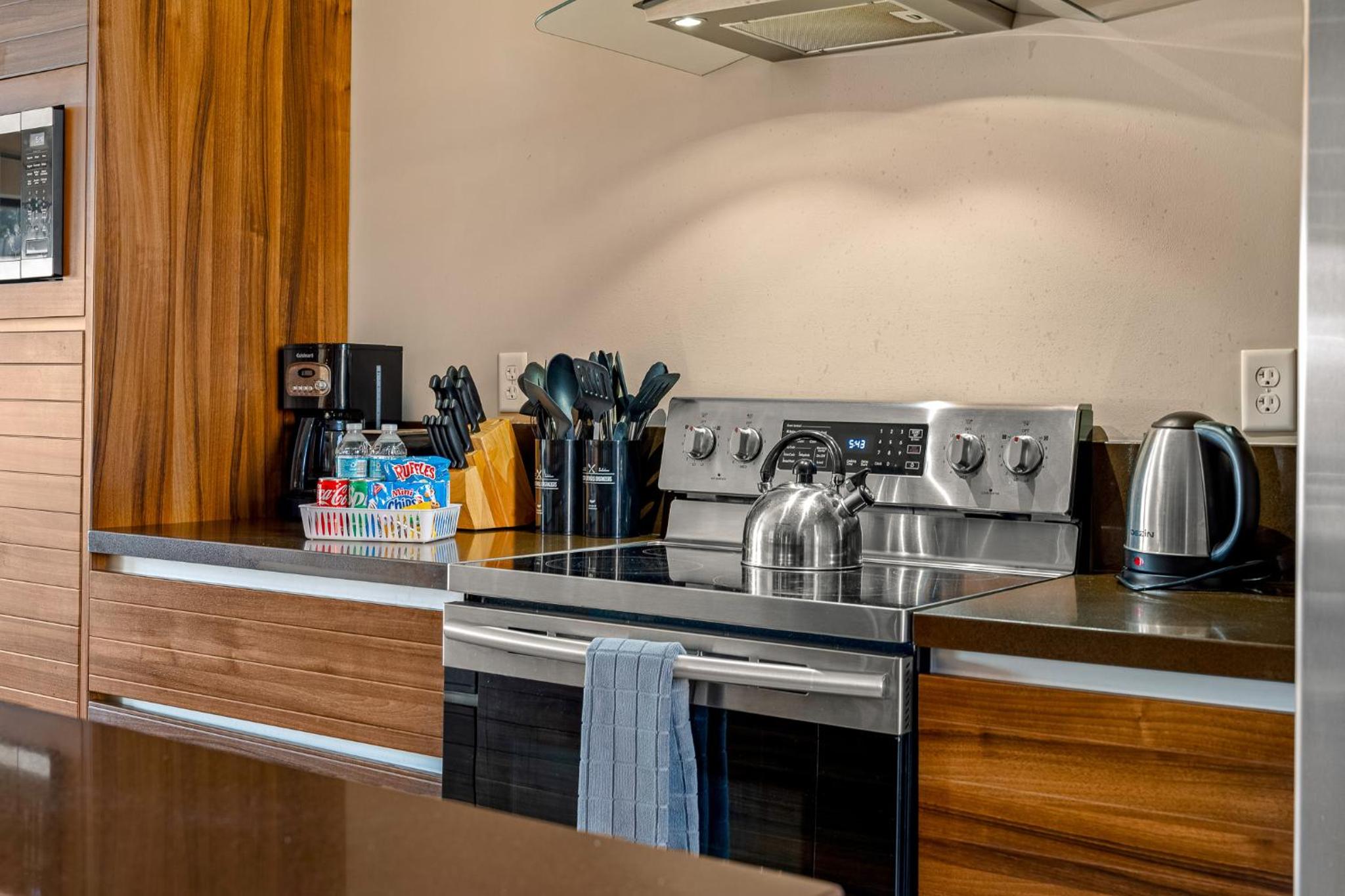Outdoor Kitchen + 8 Min to Disney + Resort Cabanas