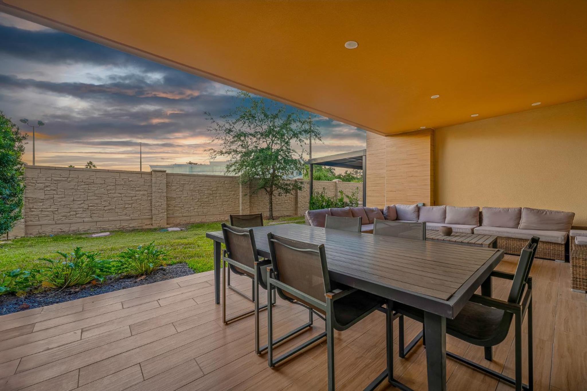 Outdoor Kitchen + 8 Min to Disney + Resort Cabanas