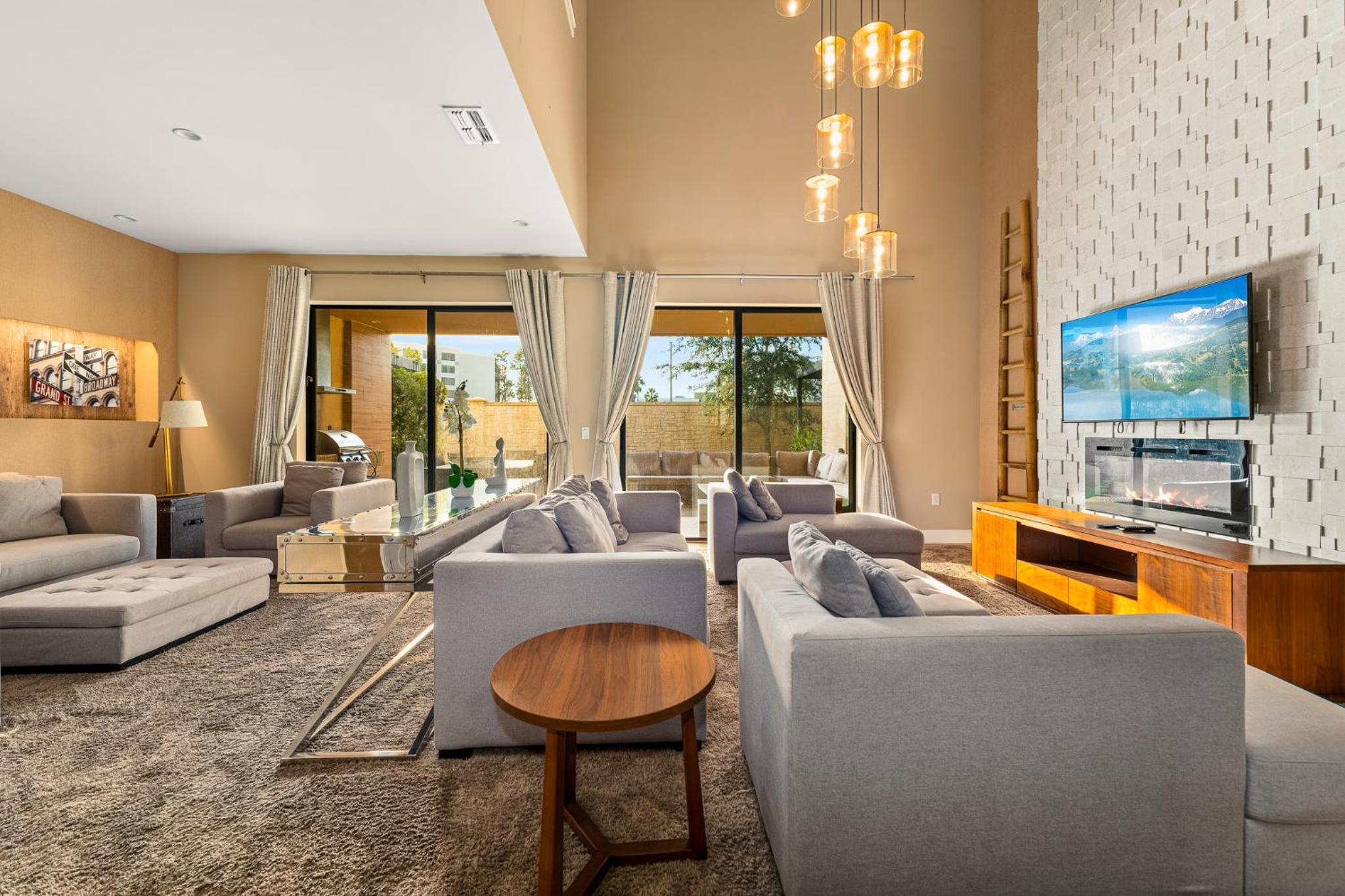 Outdoor Kitchen + 8 Min to Disney + Resort Cabanas