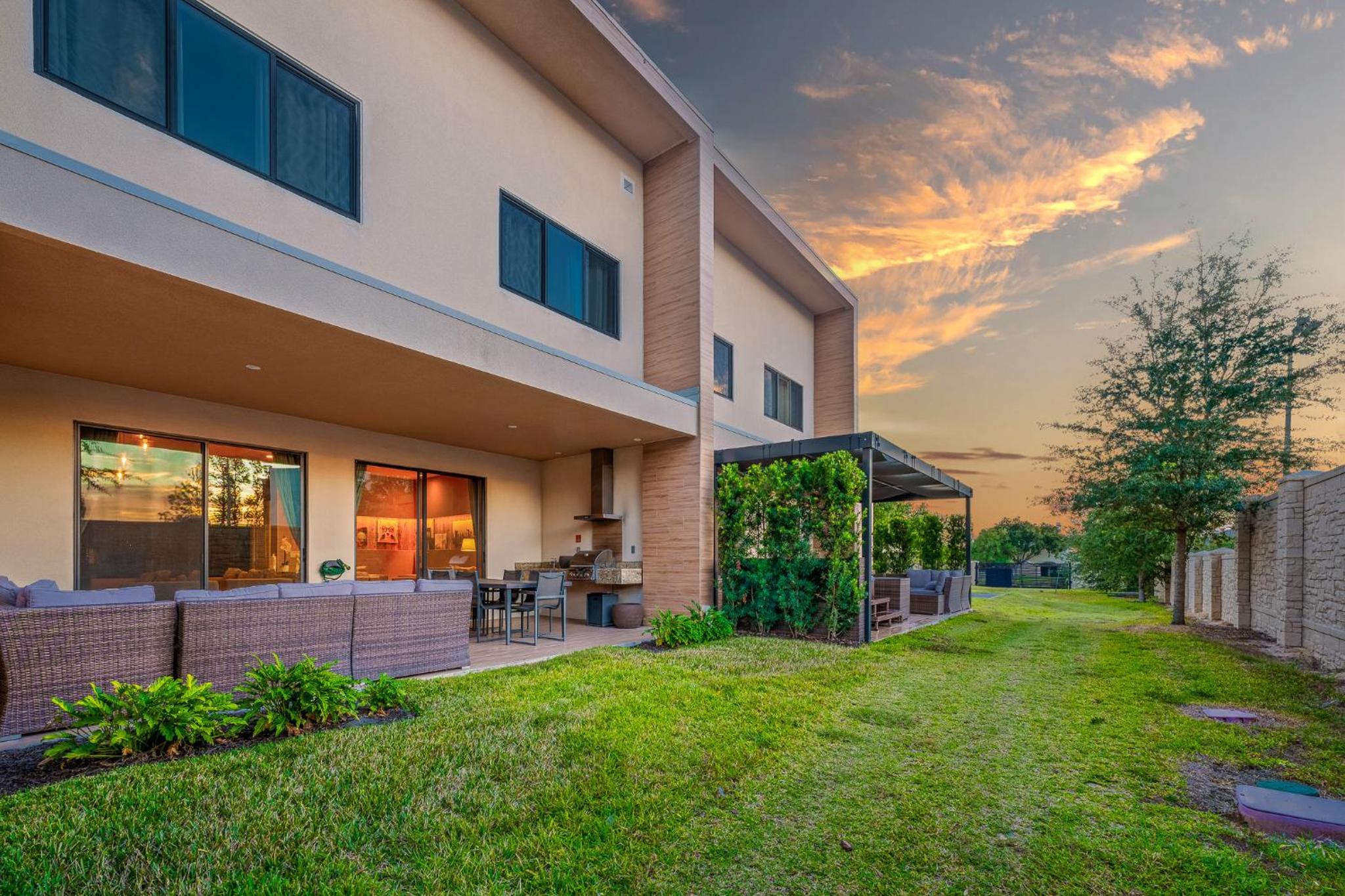 Outdoor Kitchen + 8 Min to Disney + Resort Cabanas