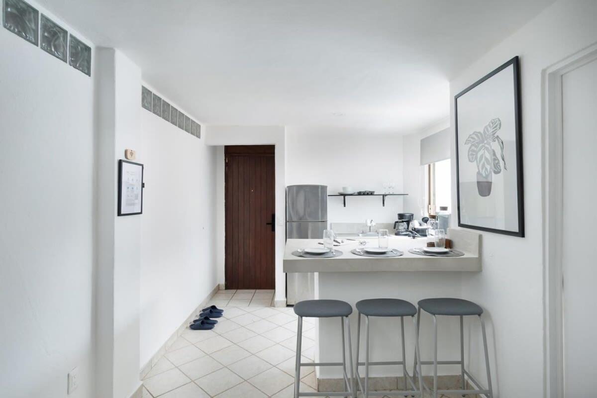 2-BR Suite - One block away to a beautiful Beach view 5