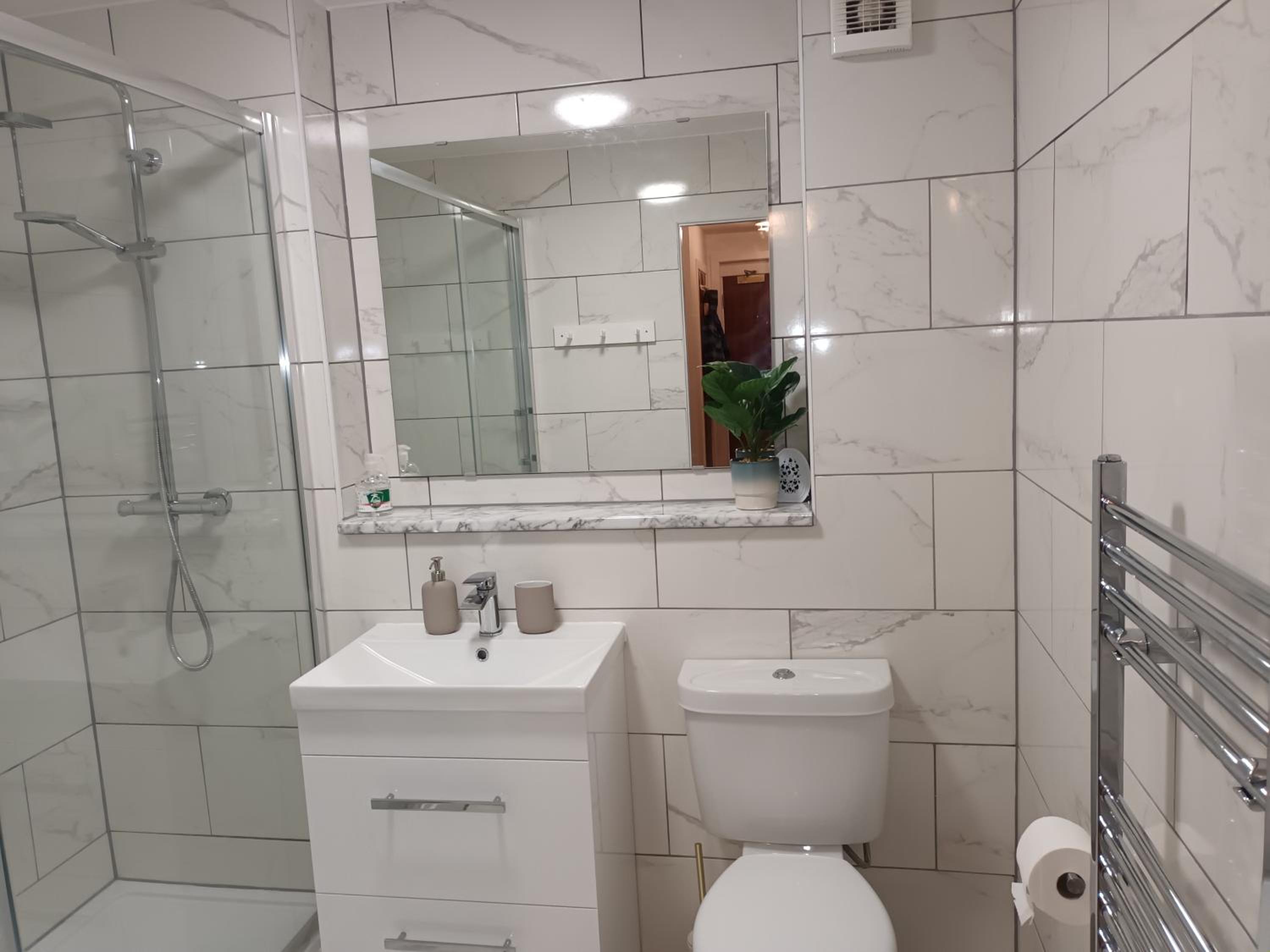 Spacious Elegant 2-BR Apartment in Aberdeen City Centre view 2
