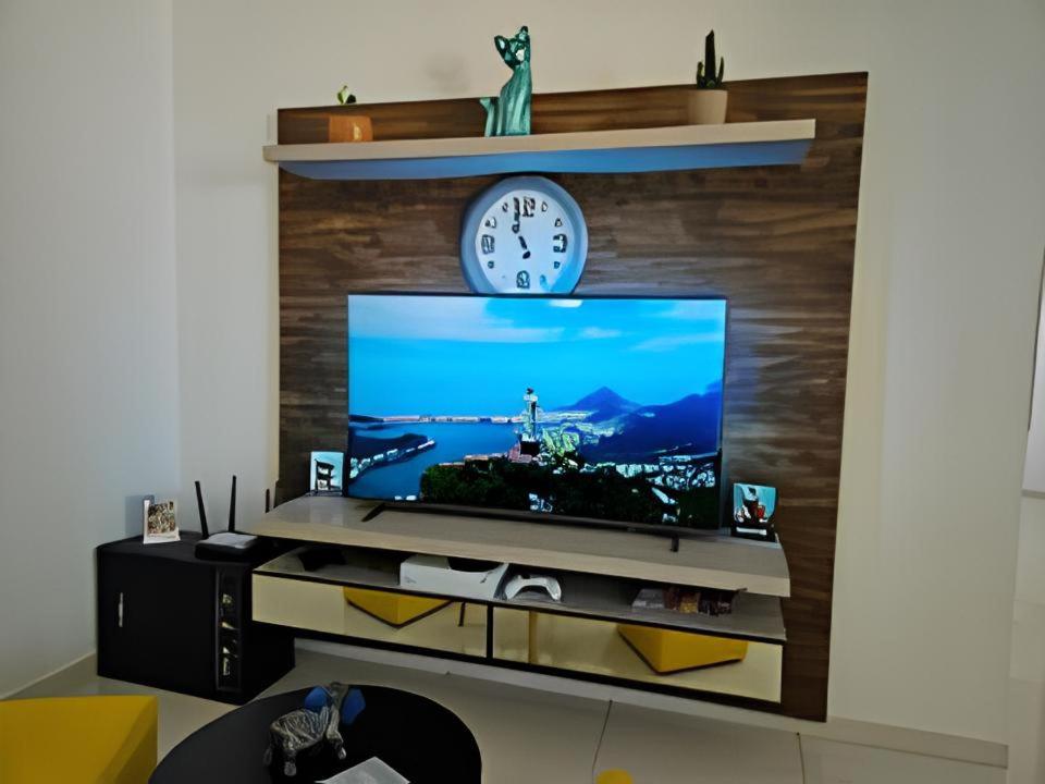 Apartamento centralizado à poucas quadras do mar.