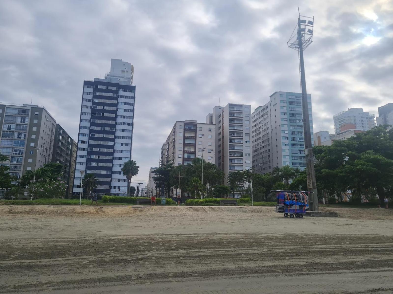 Apto no Embaré pé na areia