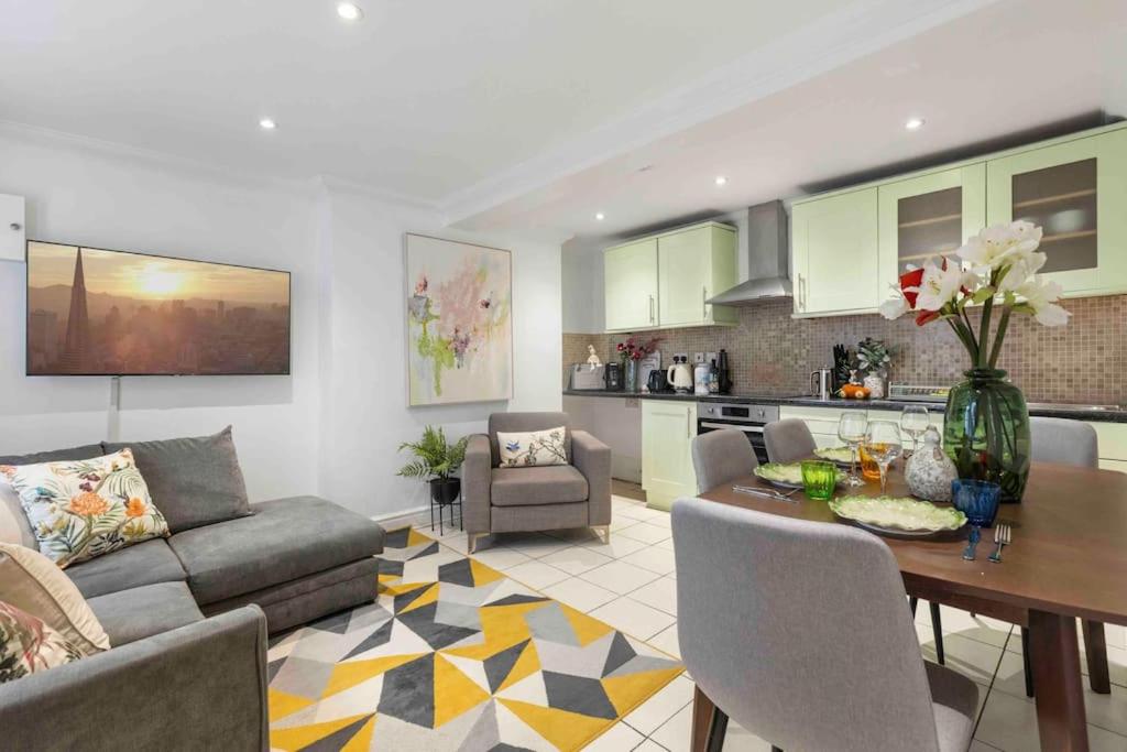 Hyde Park/Paddington Flat — kitchen
