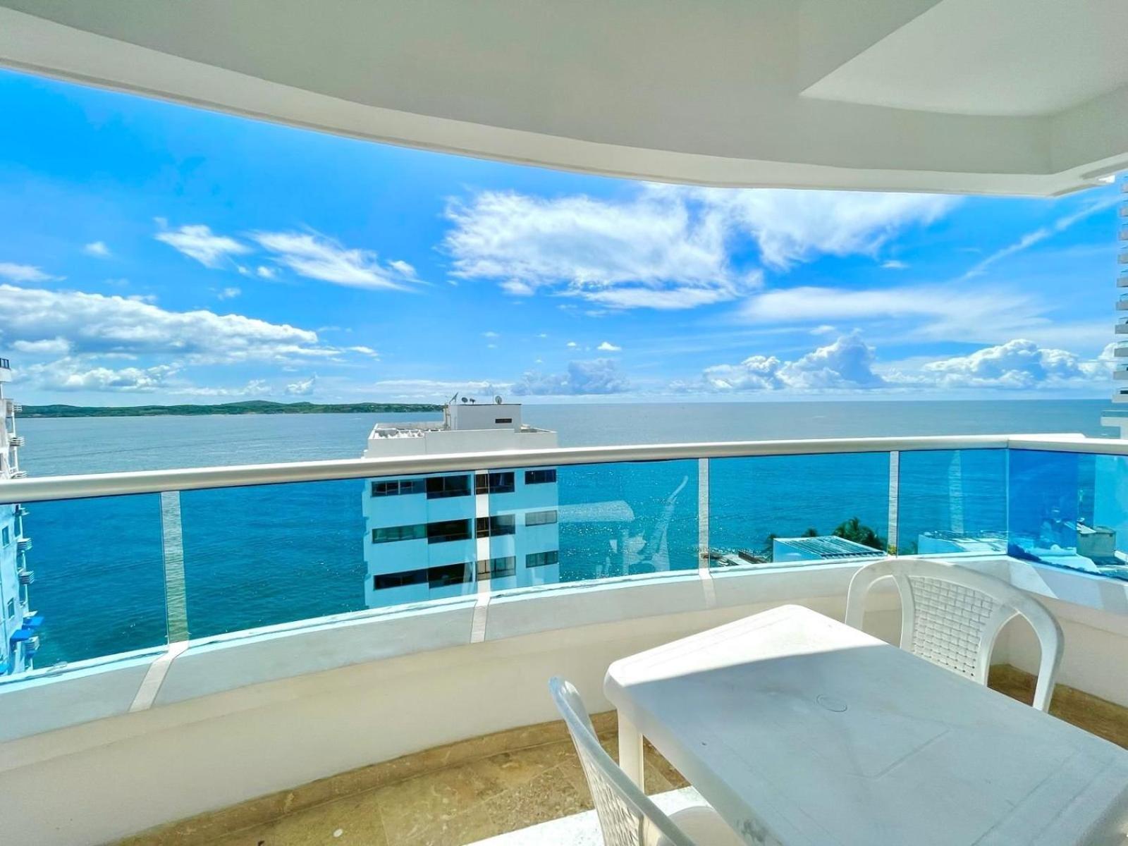 Hermoso apartamento con balcón y vista al mar.