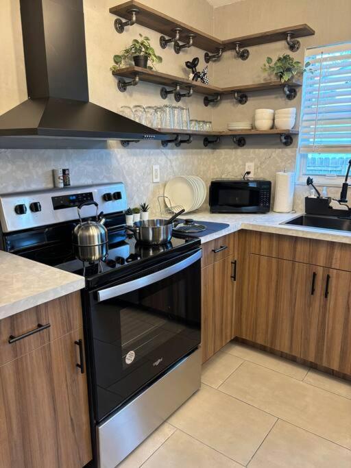 Wynwood Miami House, Sleeps 8, Gazebo, BBQ, Washer & Dryer, Coffee Station