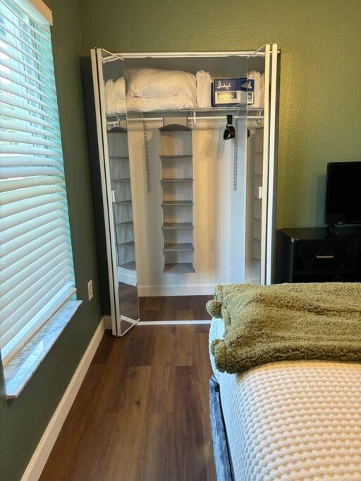 Wynwood Miami House, Sleeps 8, Gazebo, BBQ, Washer & Dryer, Coffee Station