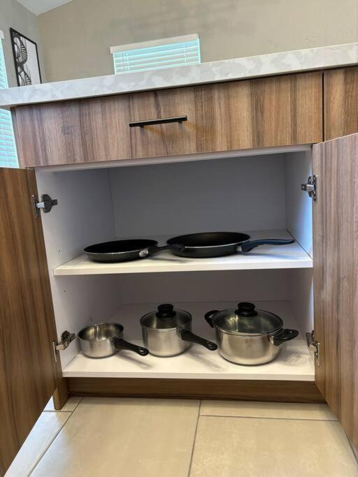 Wynwood Miami House, Sleeps 8, Gazebo, BBQ, Washer & Dryer, Coffee Station